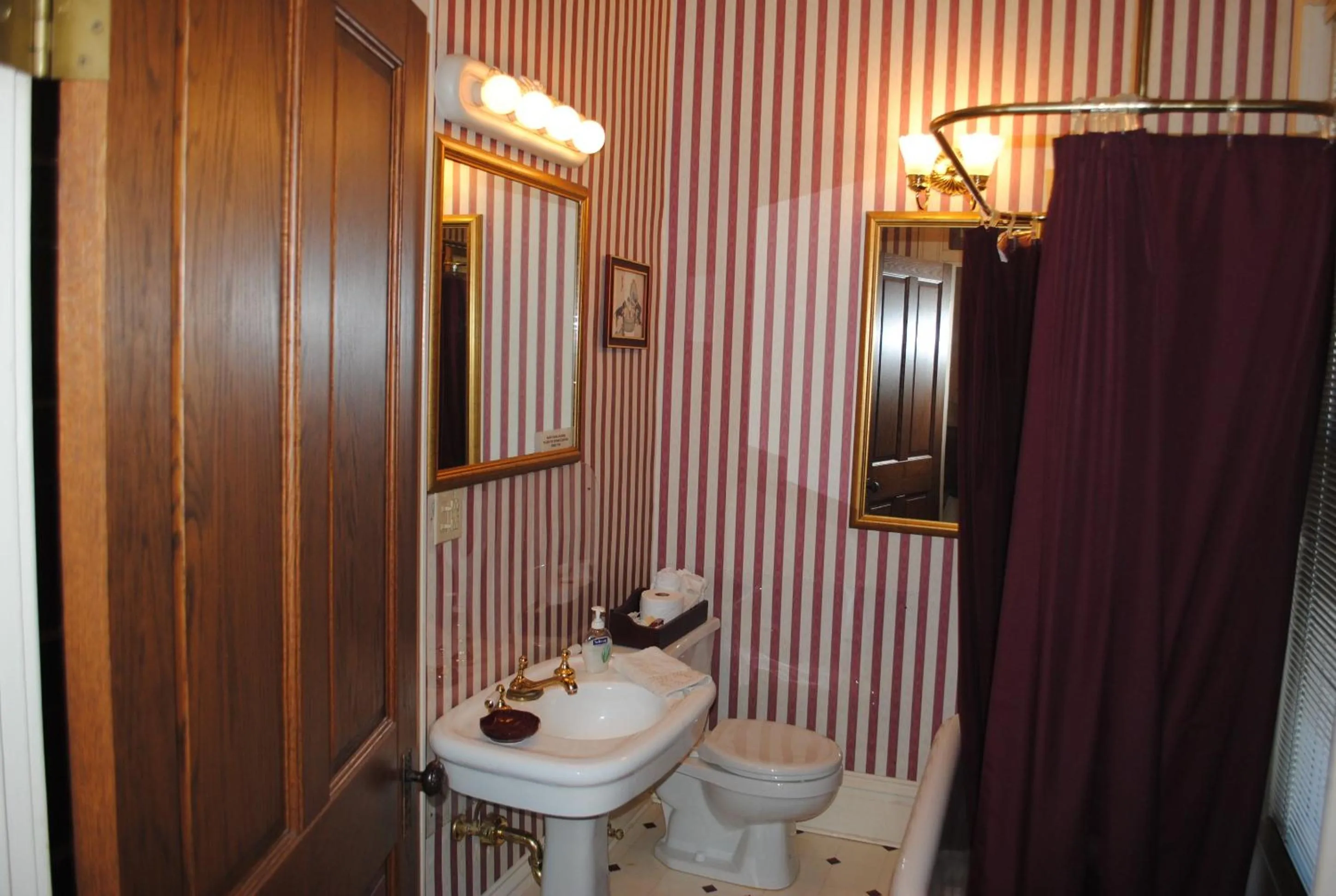 Bathroom in L&N Bed and Breakfast Ltd