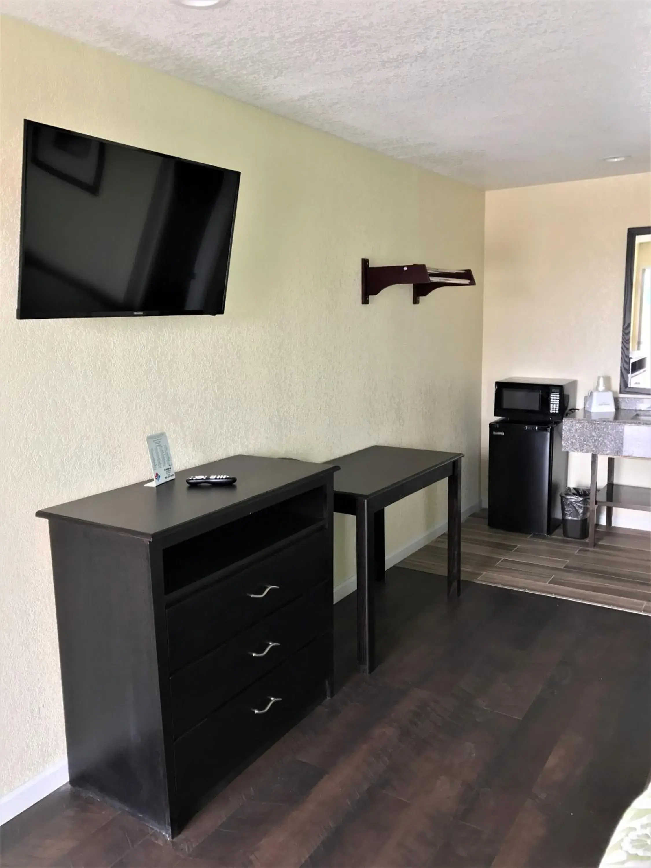 Budget Double Room in Budget Inn Budget Double Room in Budget Inn