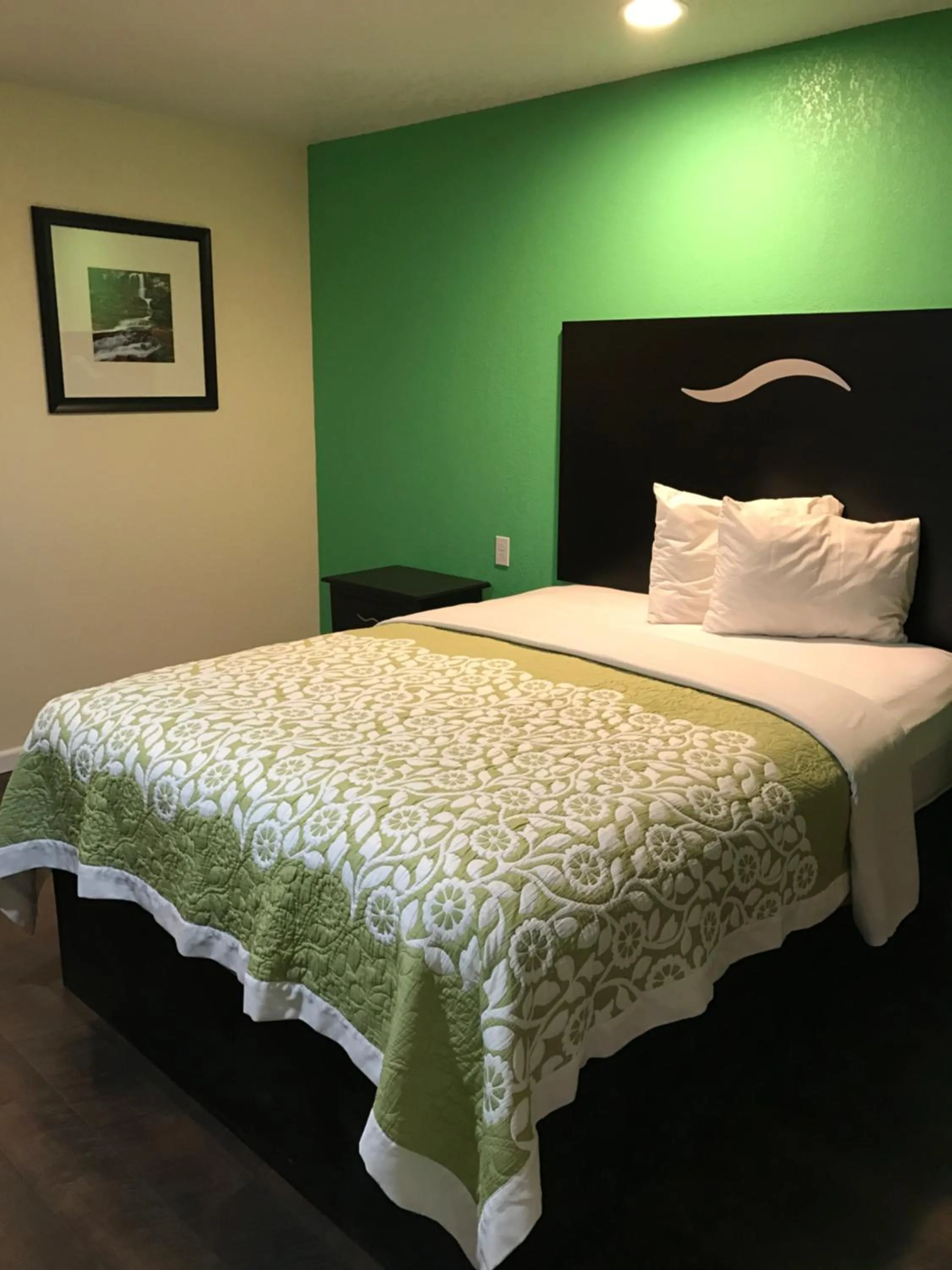 Bedroom, Bed in Budget Inn