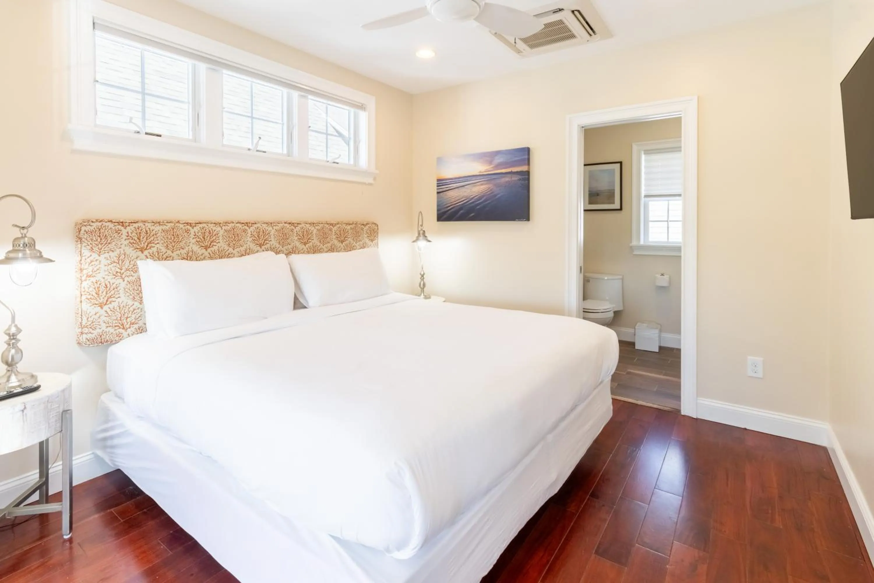 Bed in The East Island Reserve Hotel