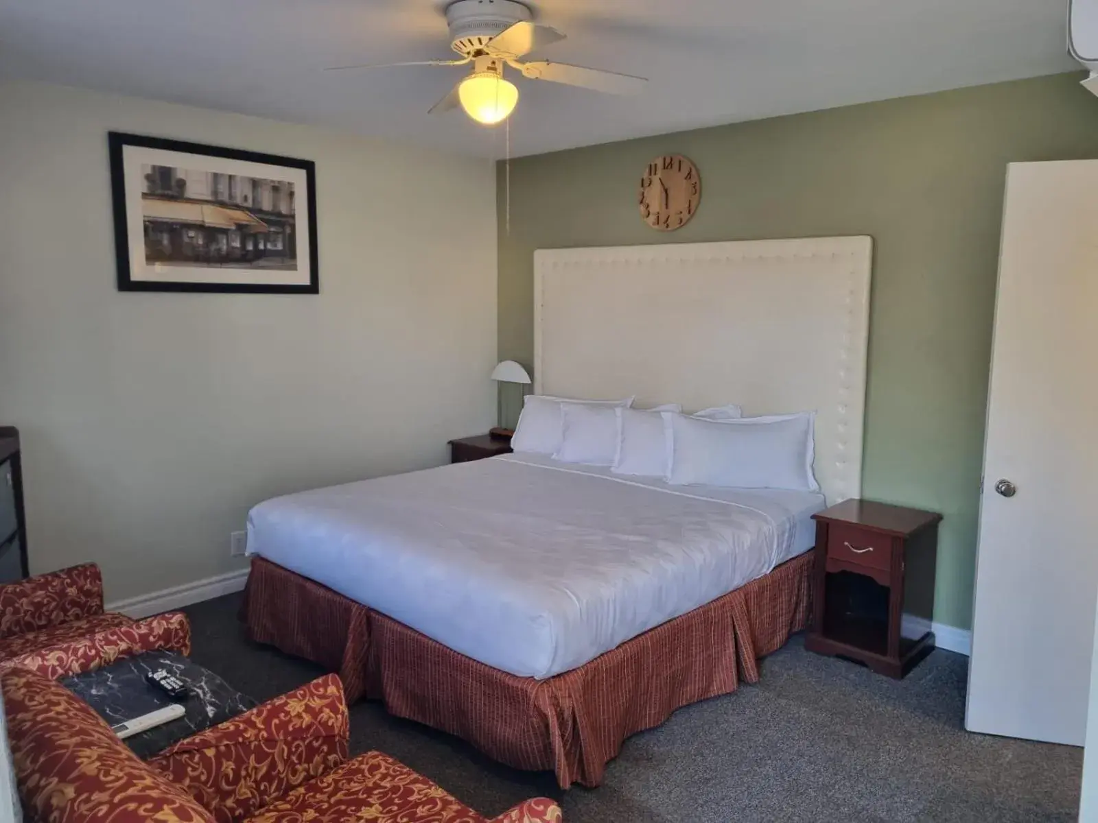 Standard King Room - single occupancy in Manor Motel Standard King Room - single occupancy in Manor Motel