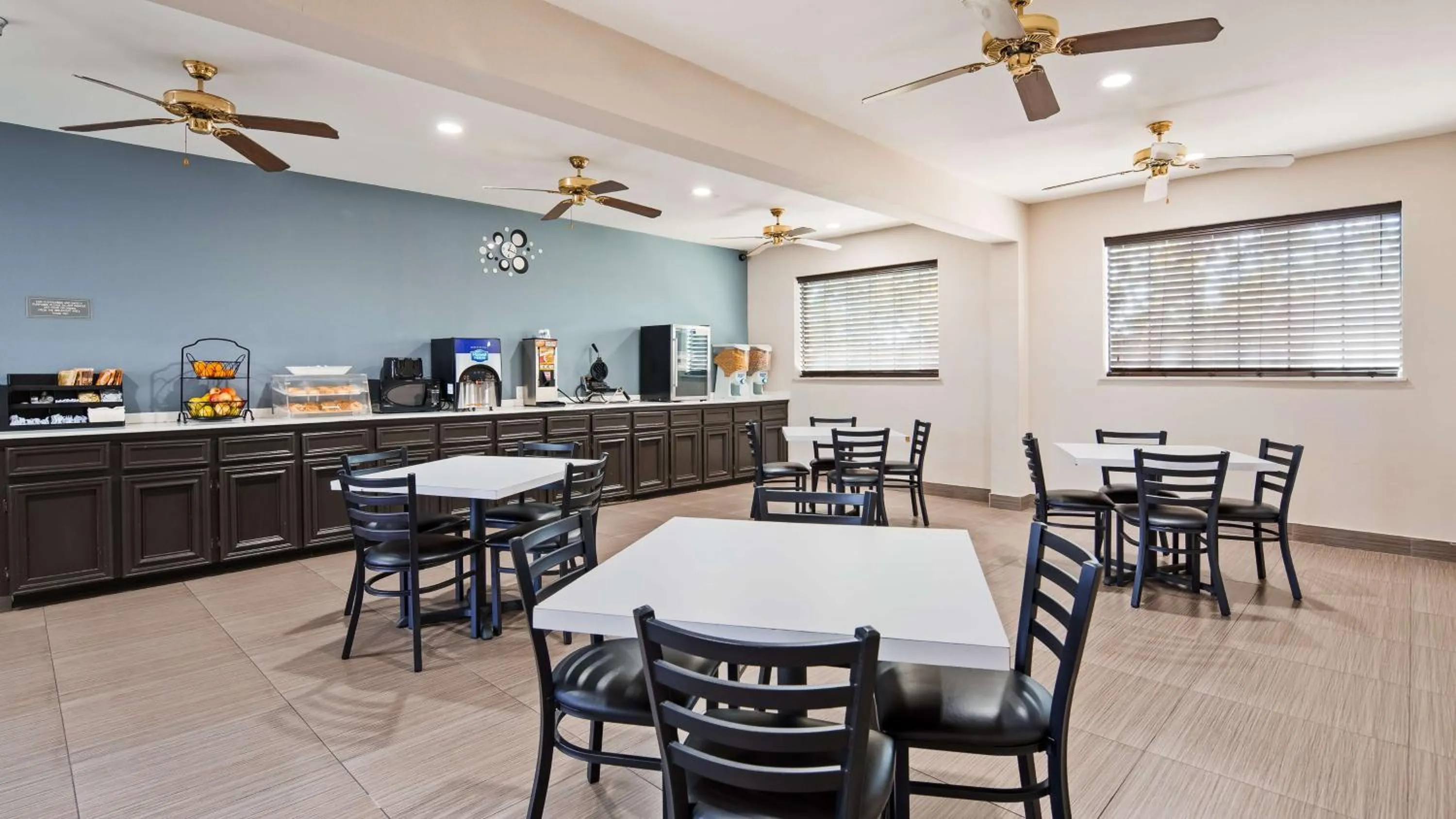 Restaurant/places to eat in SureStay Hotel by Best Western Brownsville