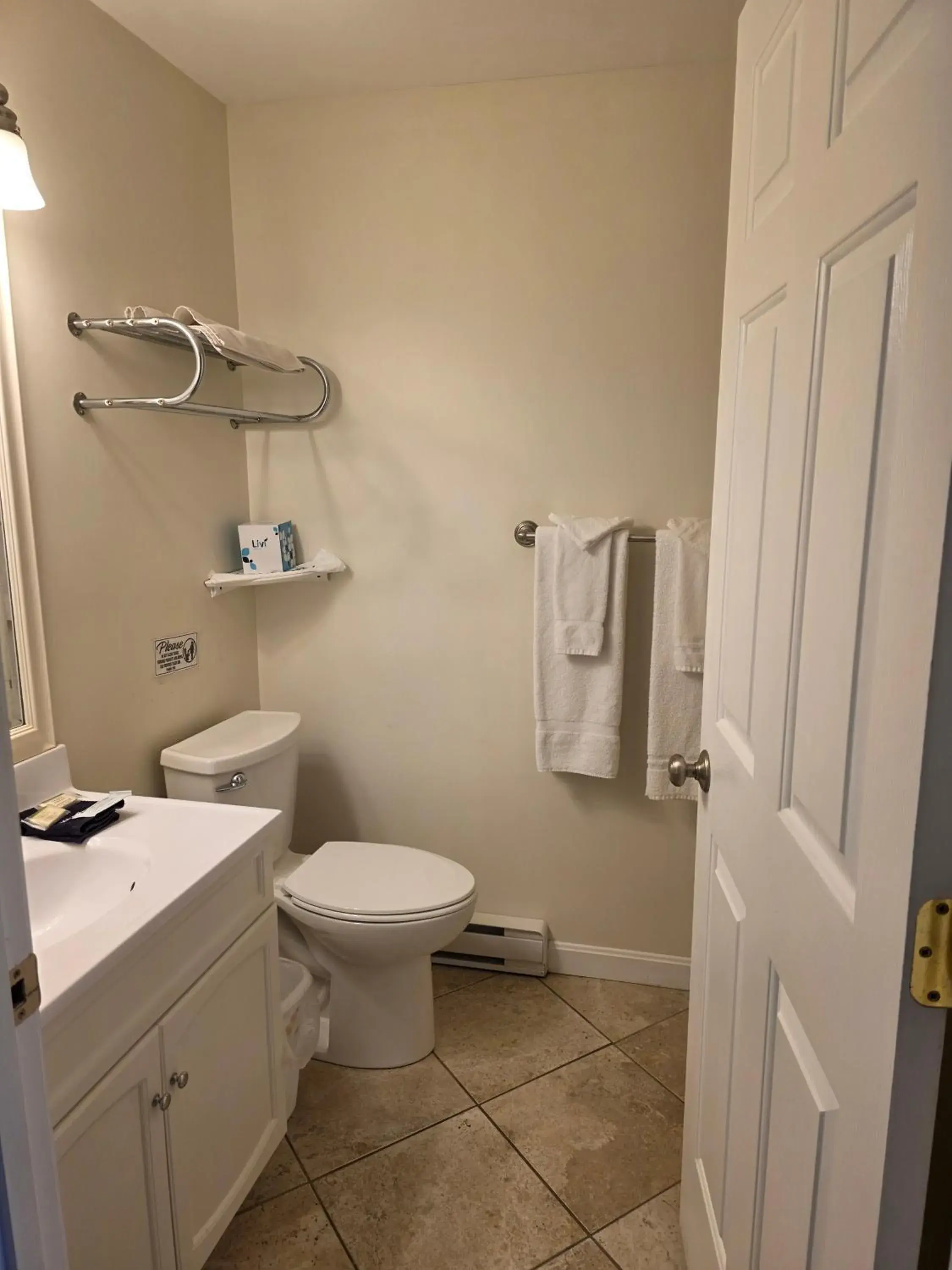 Queen Suite with Sea View - single occupancy in The Inn on the Wharf Queen Suite with Sea View - single occupancy in The Inn on the Wharf