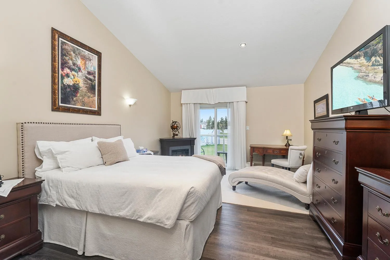 Superior Queen Room - single occupancy in Lakeshore Inn