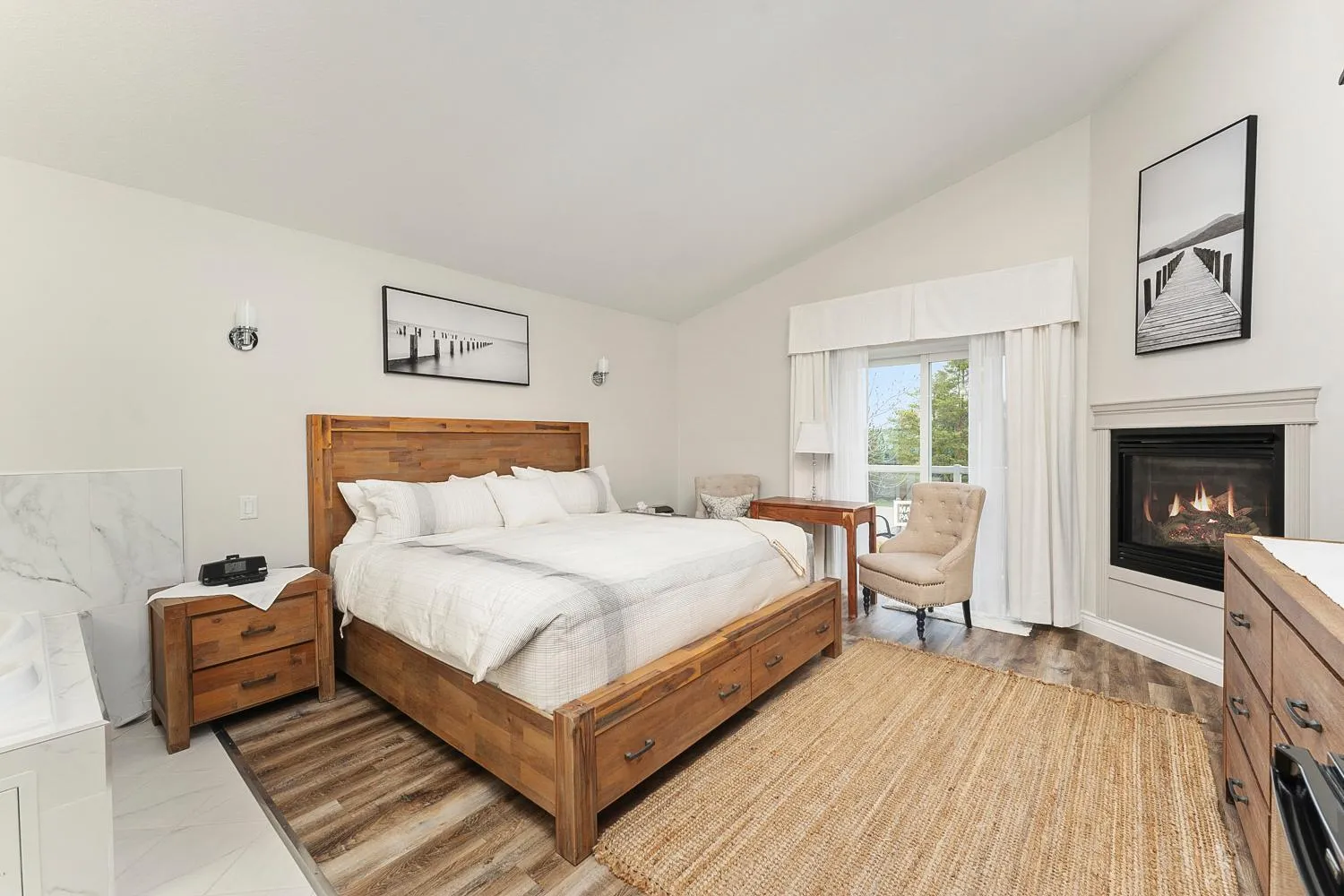 King Room with Lake View - single occupancy in Lakeshore Inn
