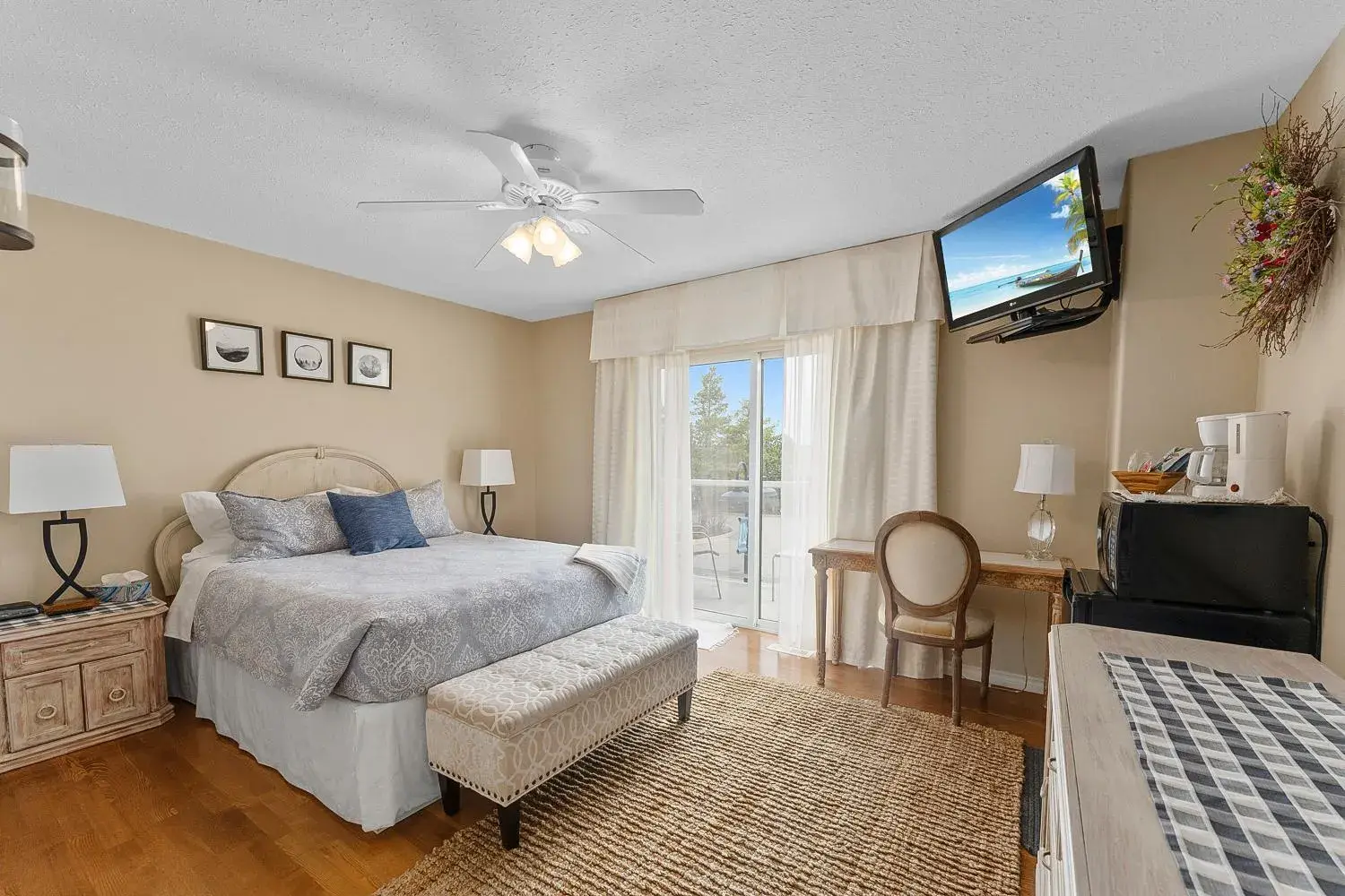 Queen Room with Balcony - single occupancy in Lakeshore Inn Queen Room with Balcony - single occupancy in Lakeshore Inn