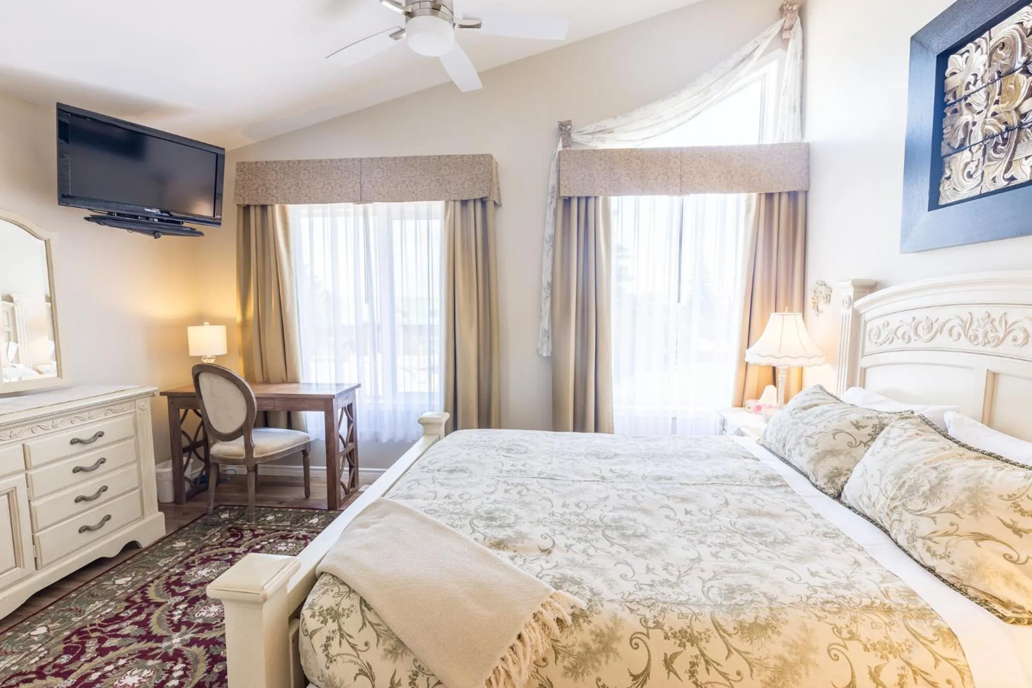 Double Room with Lake View - single occupancy in Lakeshore Inn