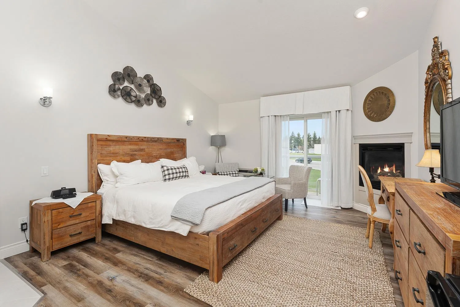 Deluxe King Room - single occupancy in Lakeshore Inn