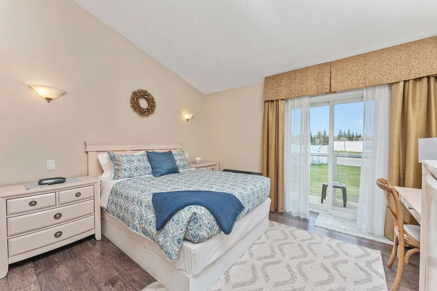 Double Room with Balcony - single occupancy in Lakeshore Inn