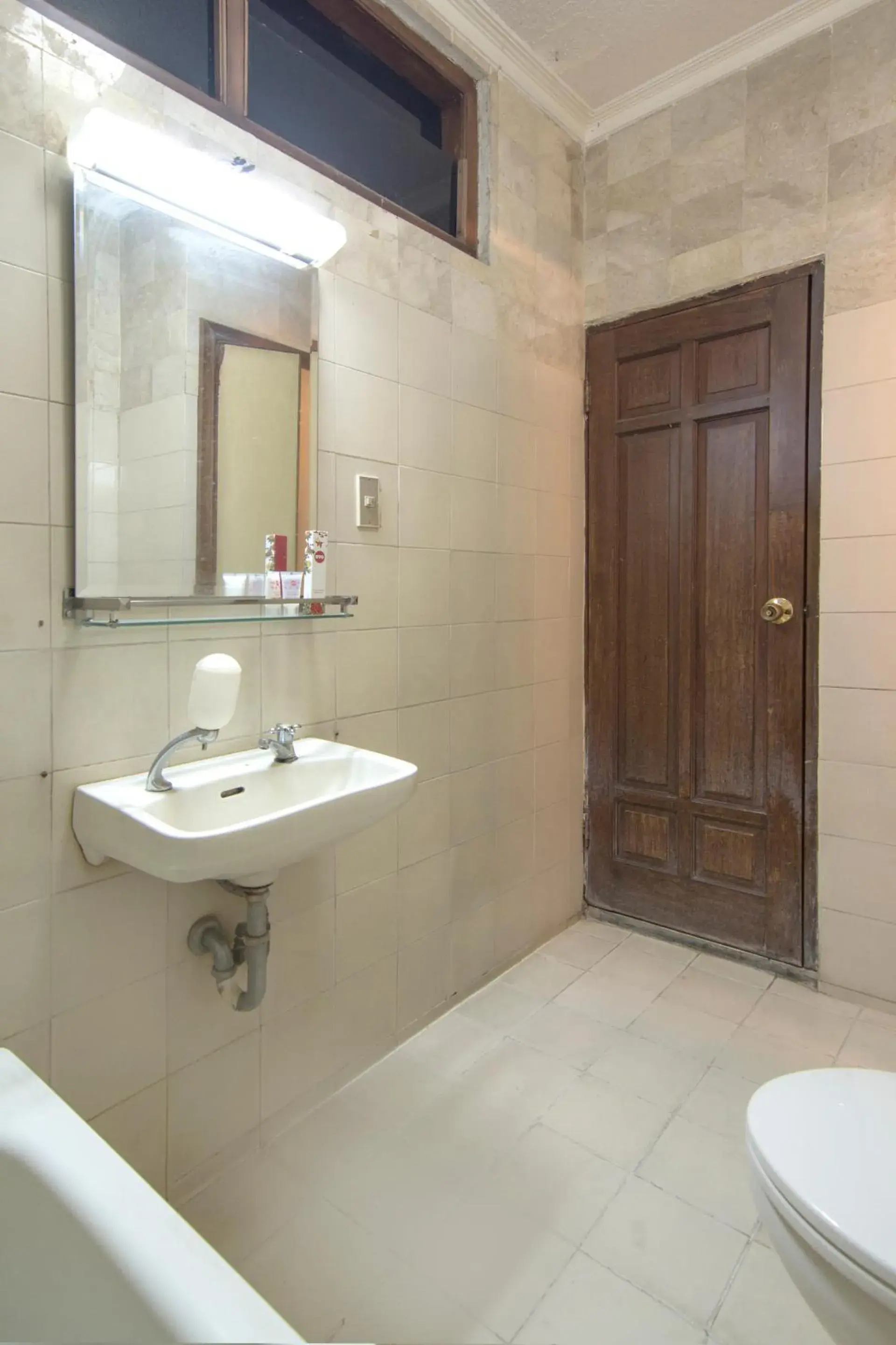 Bathroom in OYO 194 Hotel Sapta Gria