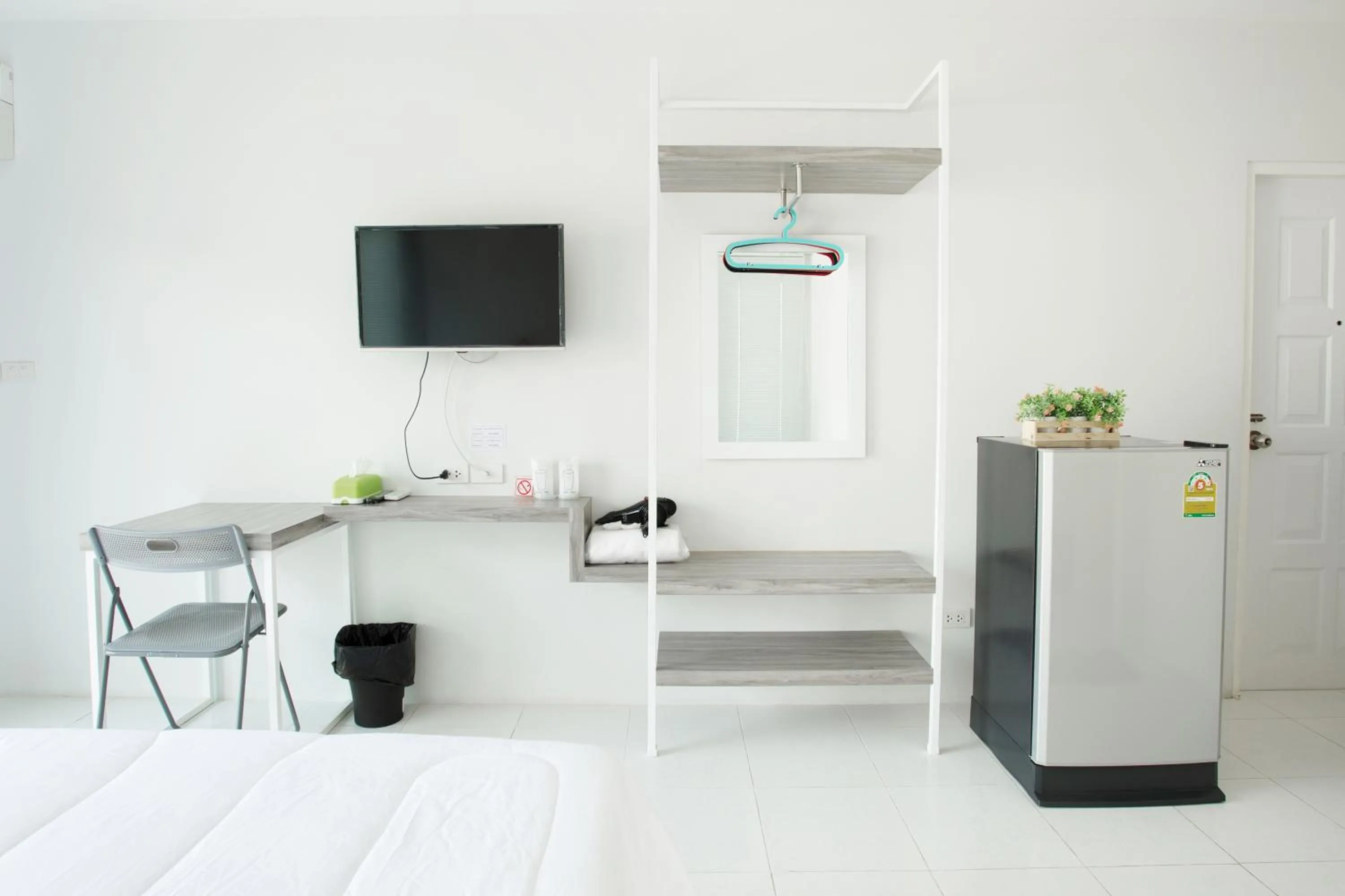 Photo of the whole room, Bed in Baan Le Vimaan