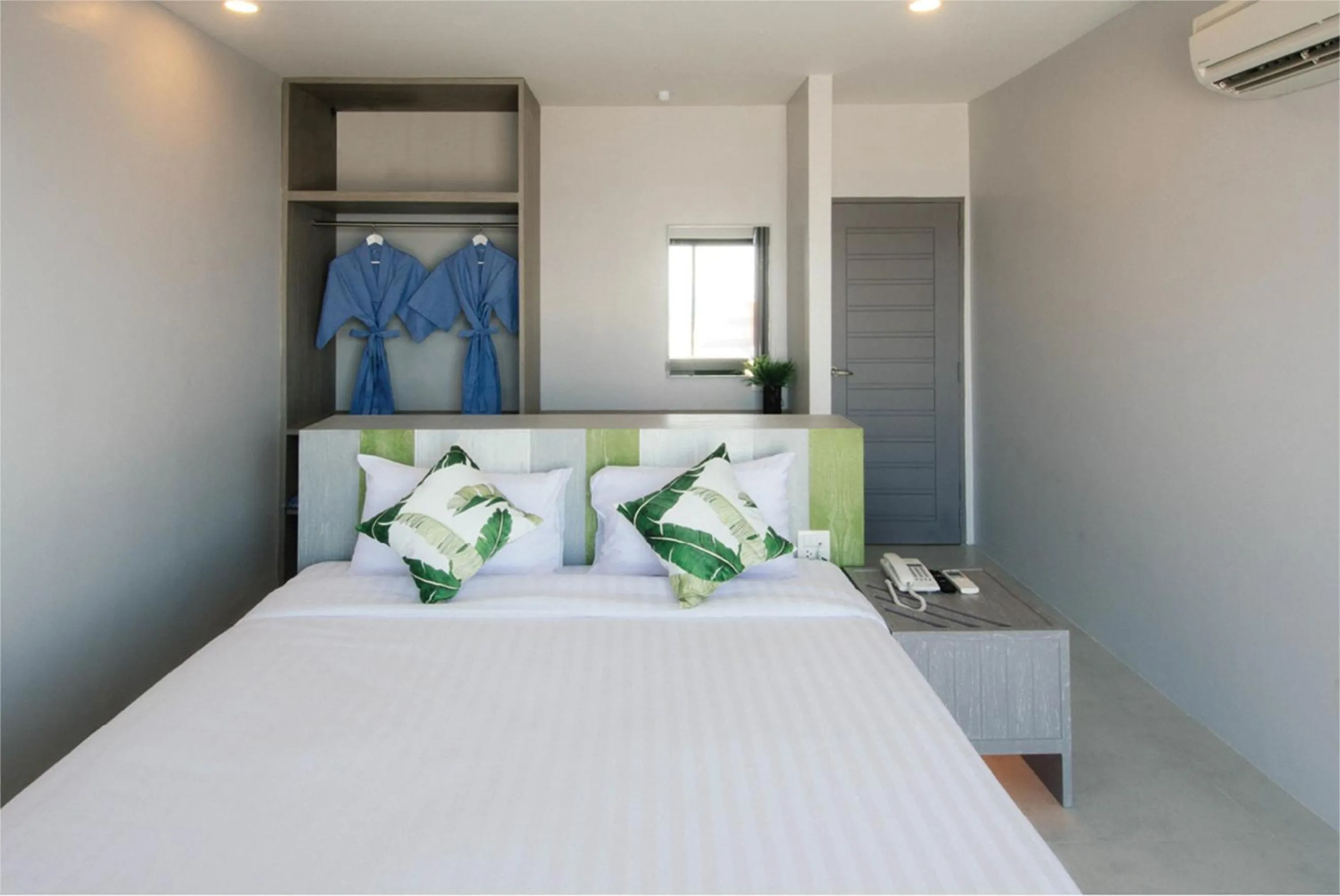 Beach, Bed in The Pat Hotel