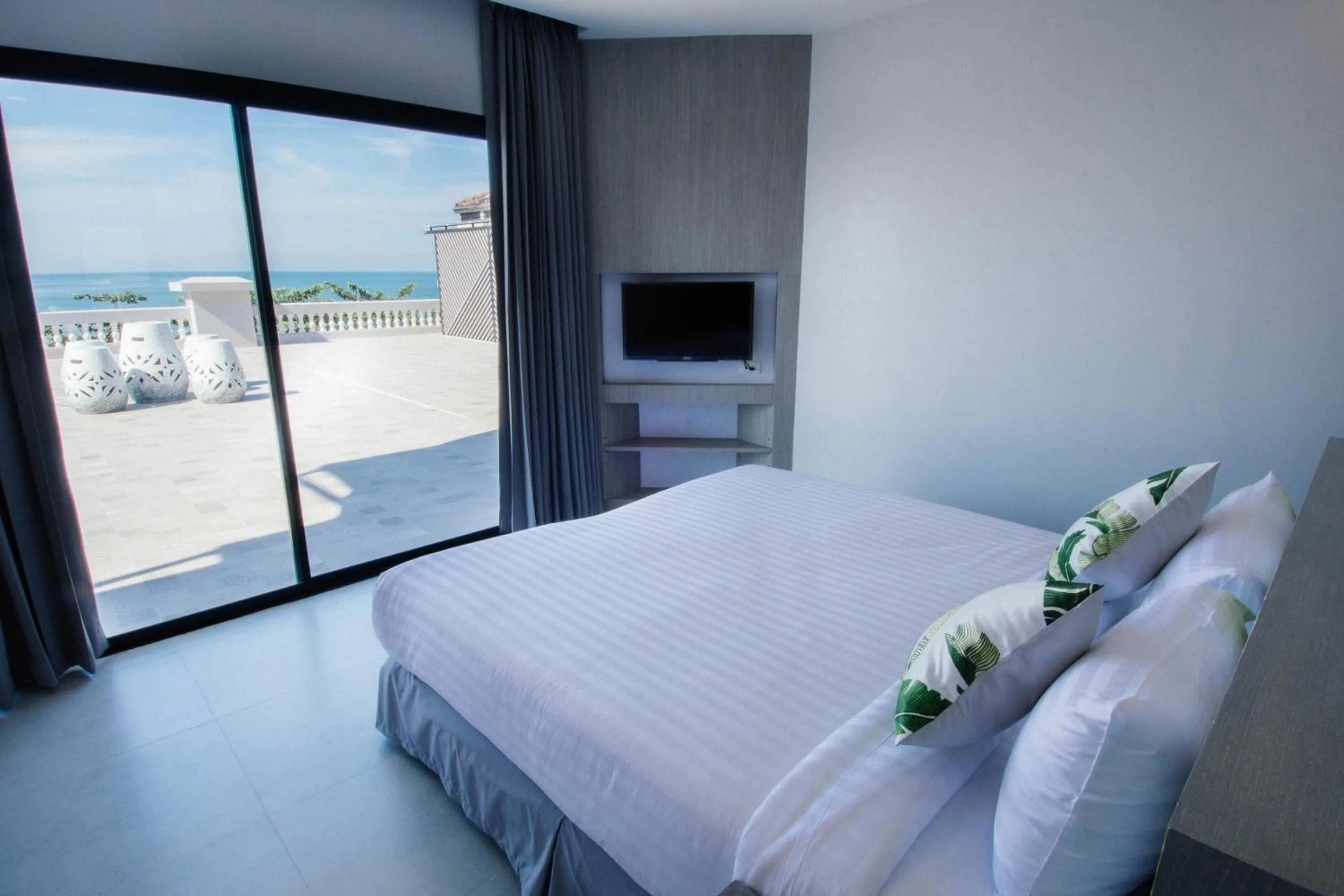 Balcony/Terrace, Bed in The Pat Hotel