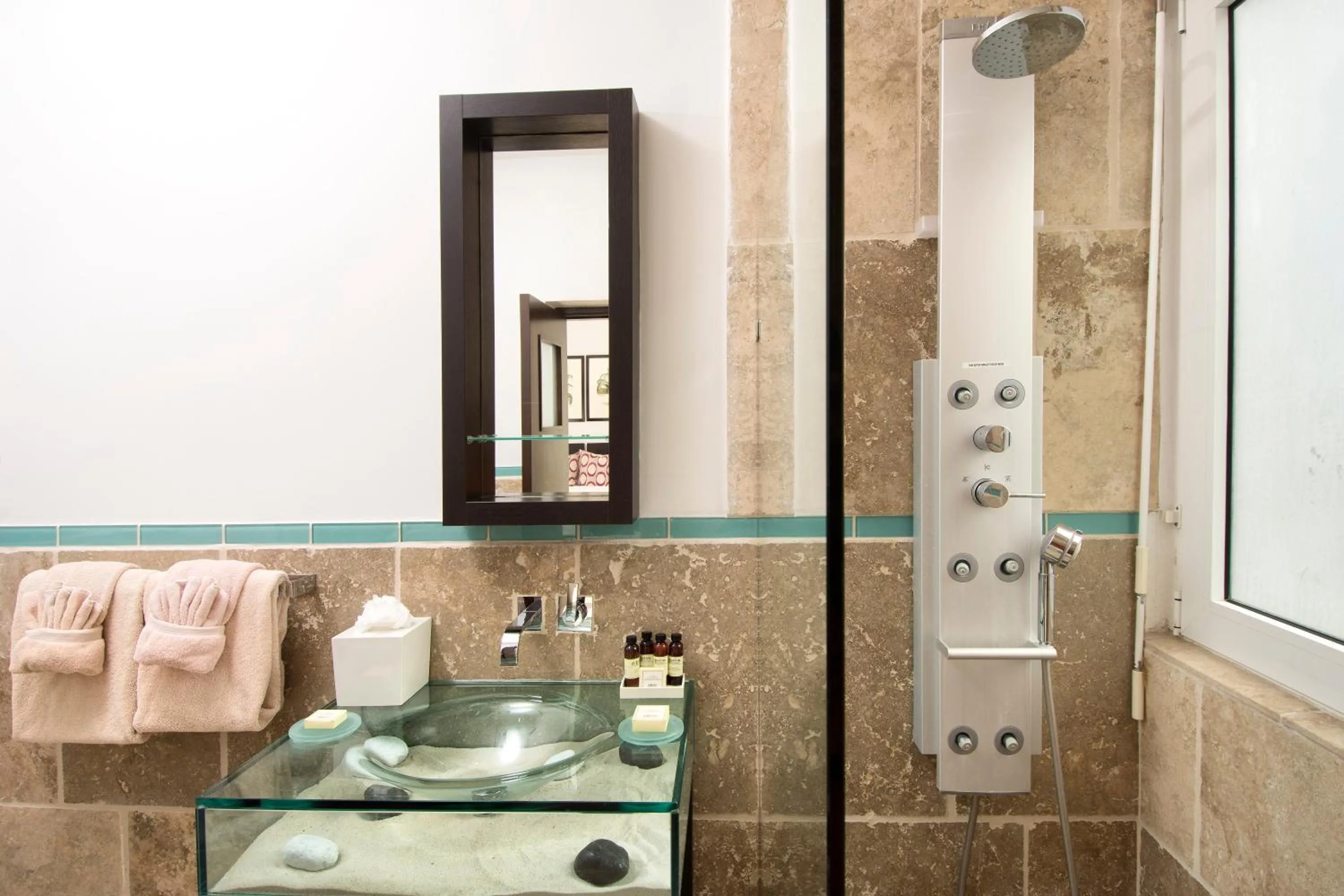 Shower in Coral Beach Club Villas & Marina