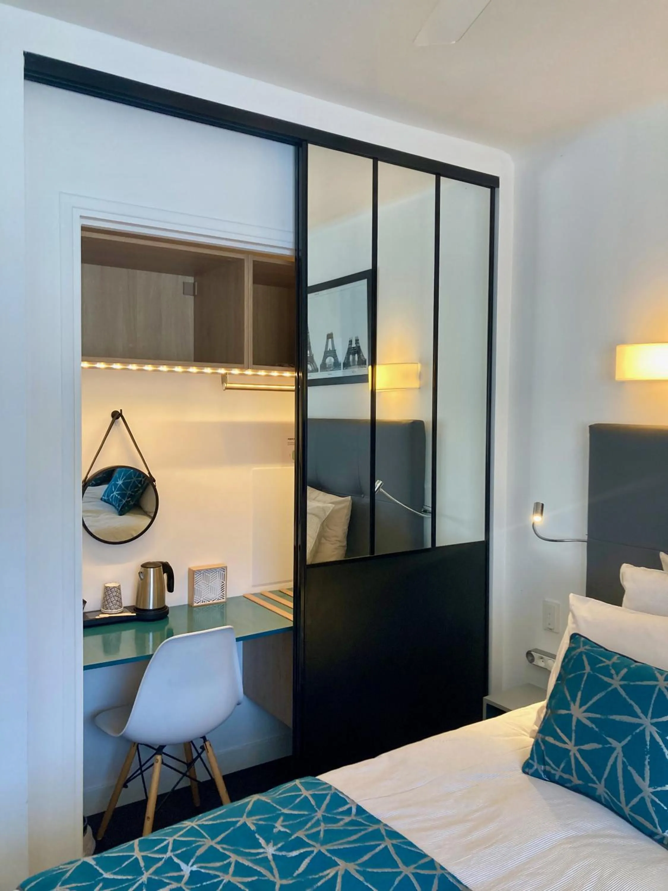 Bedroom, Bed in Cannes City B&B