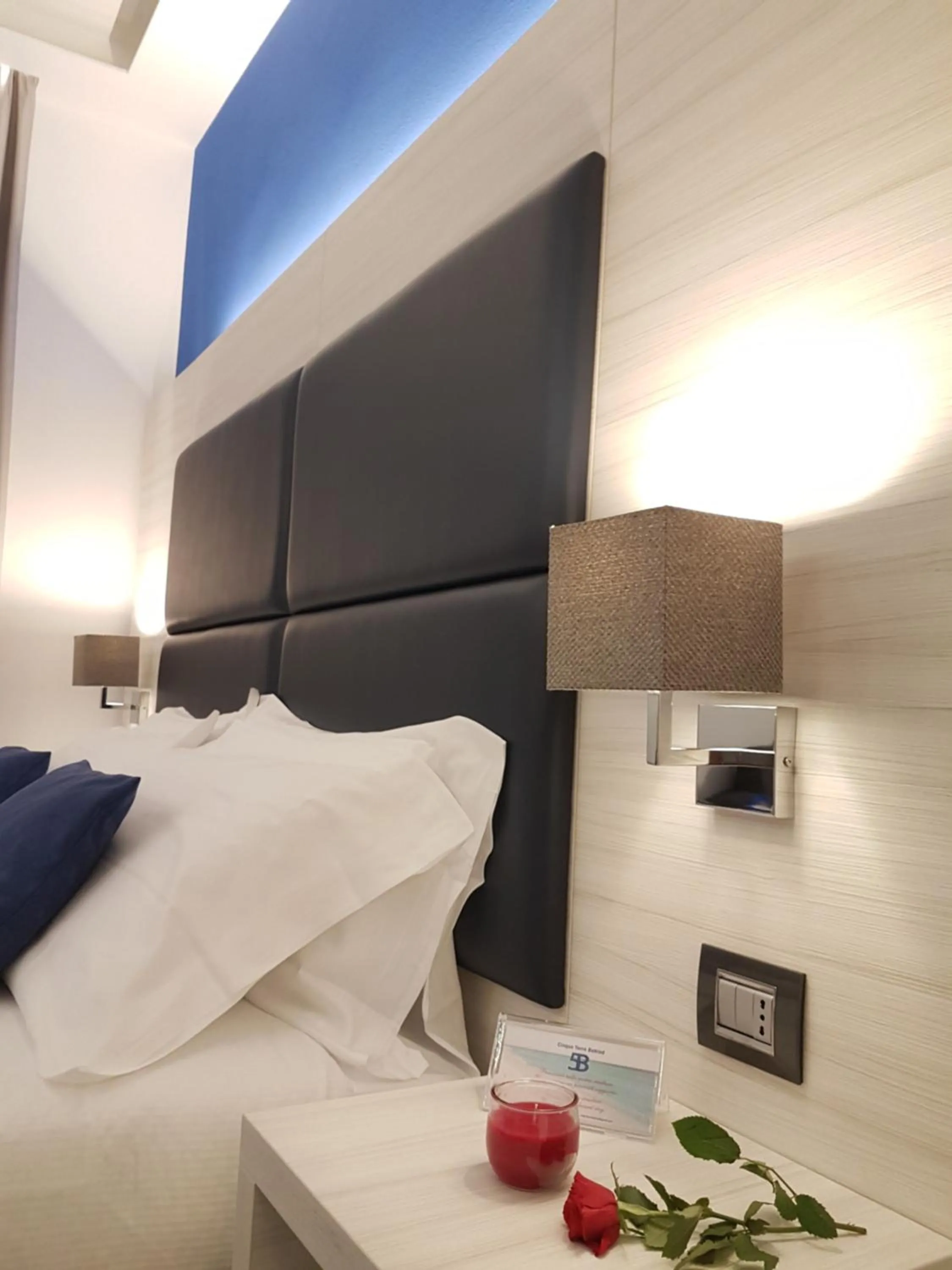 Photo of the whole room, Bed in Cinqueterre Behind