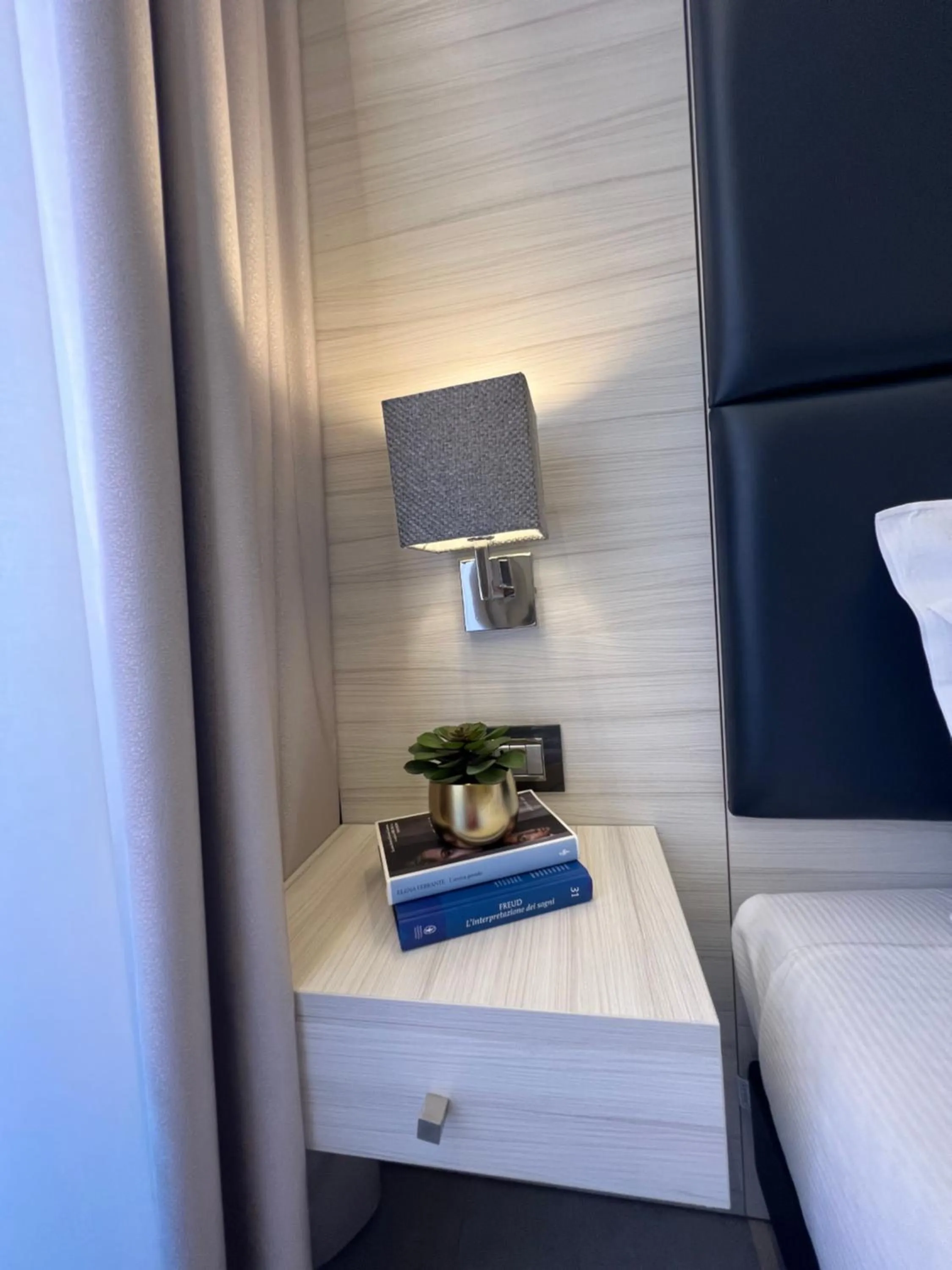 Bed in Cinqueterre Behind