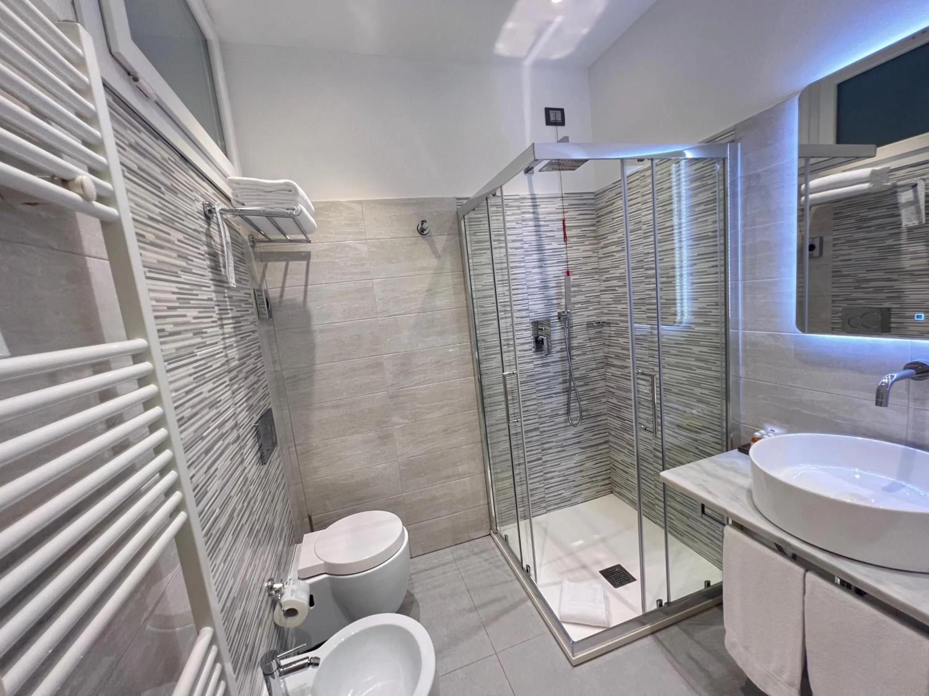 Bathroom in Cinqueterre Behind