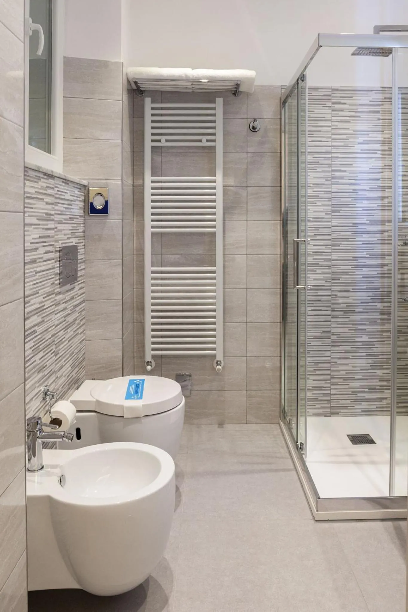 Bathroom in Cinqueterre Behind