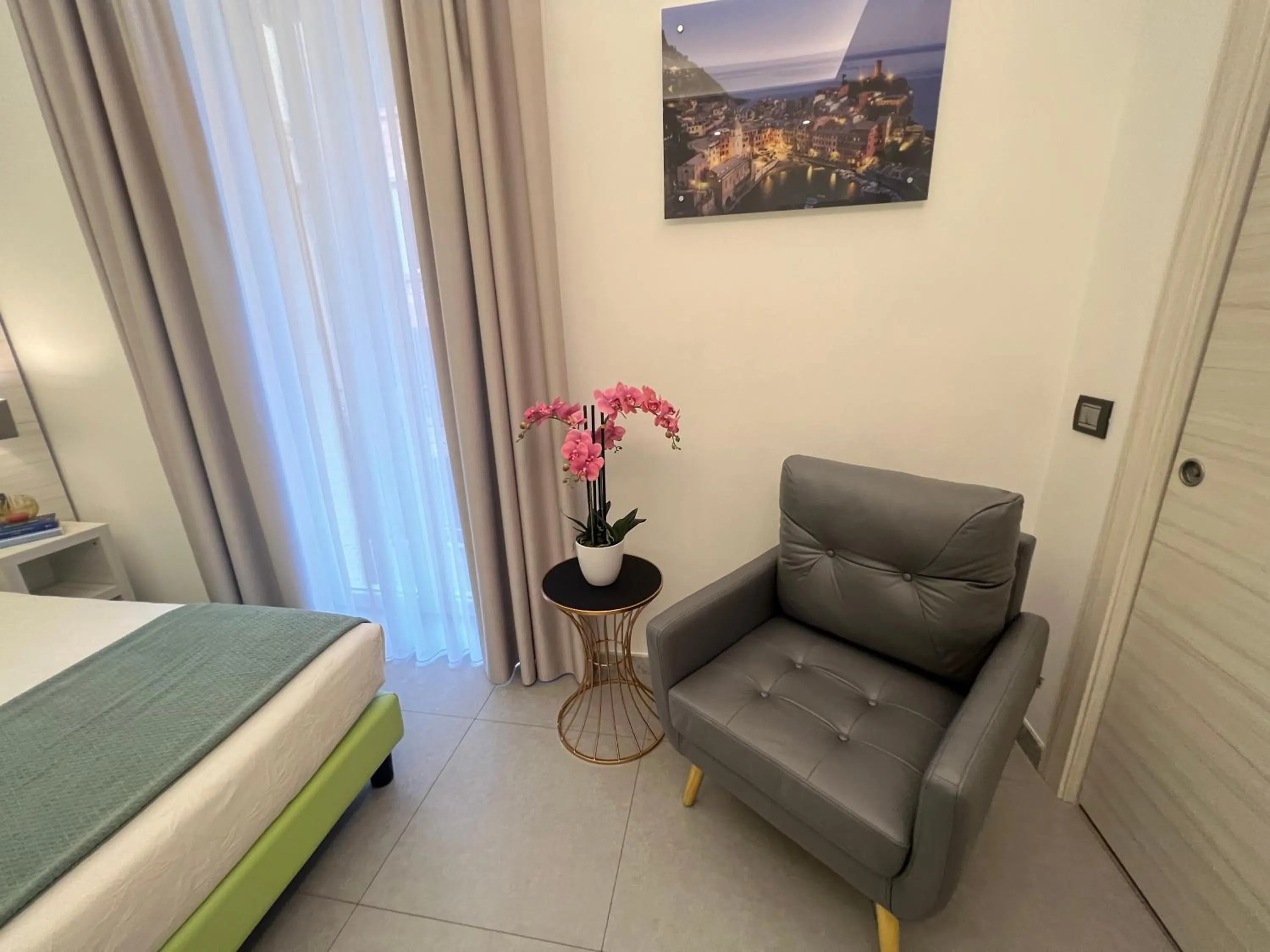 Bed in Cinqueterre Behind