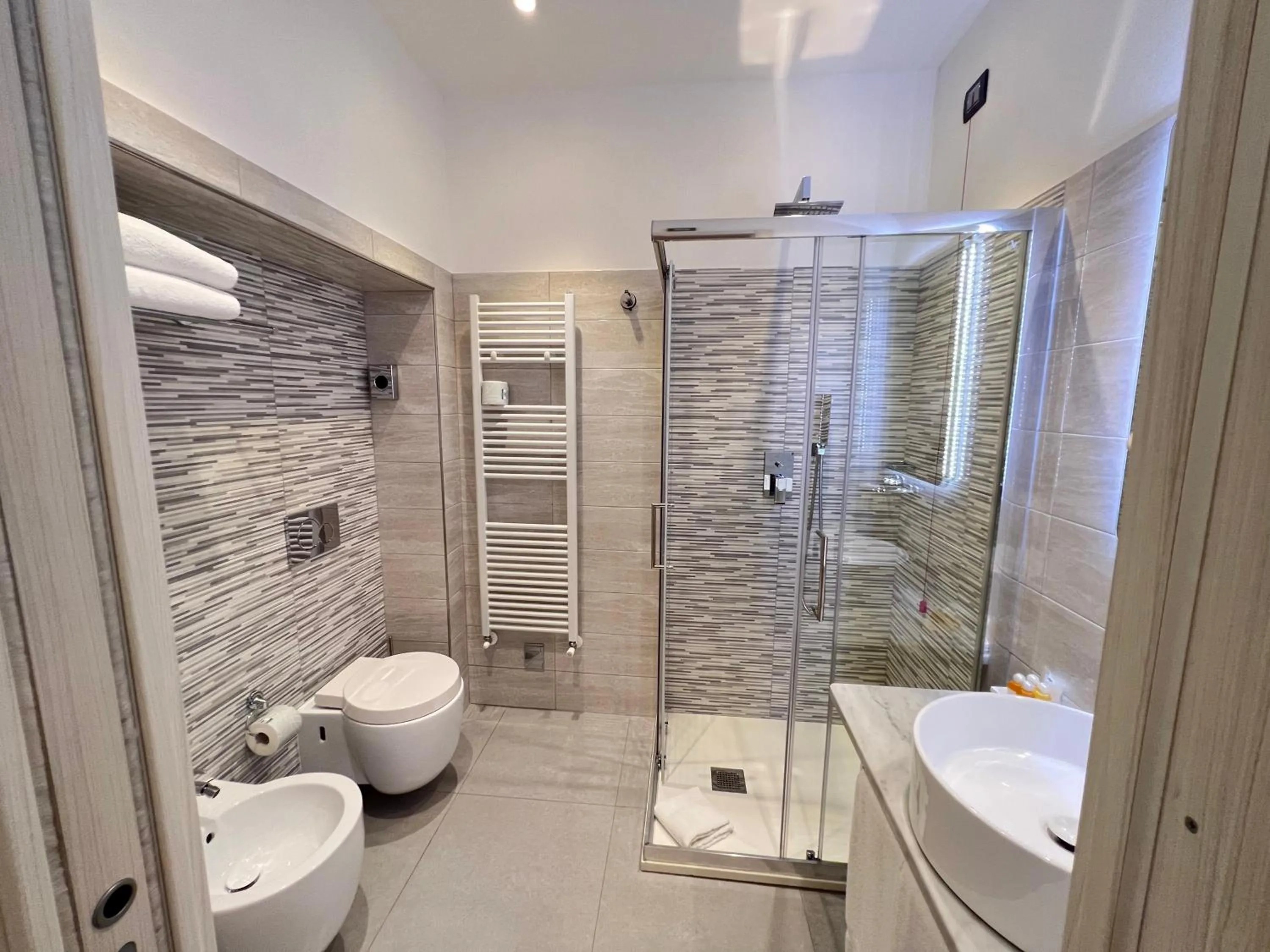 Bathroom in Cinqueterre Behind