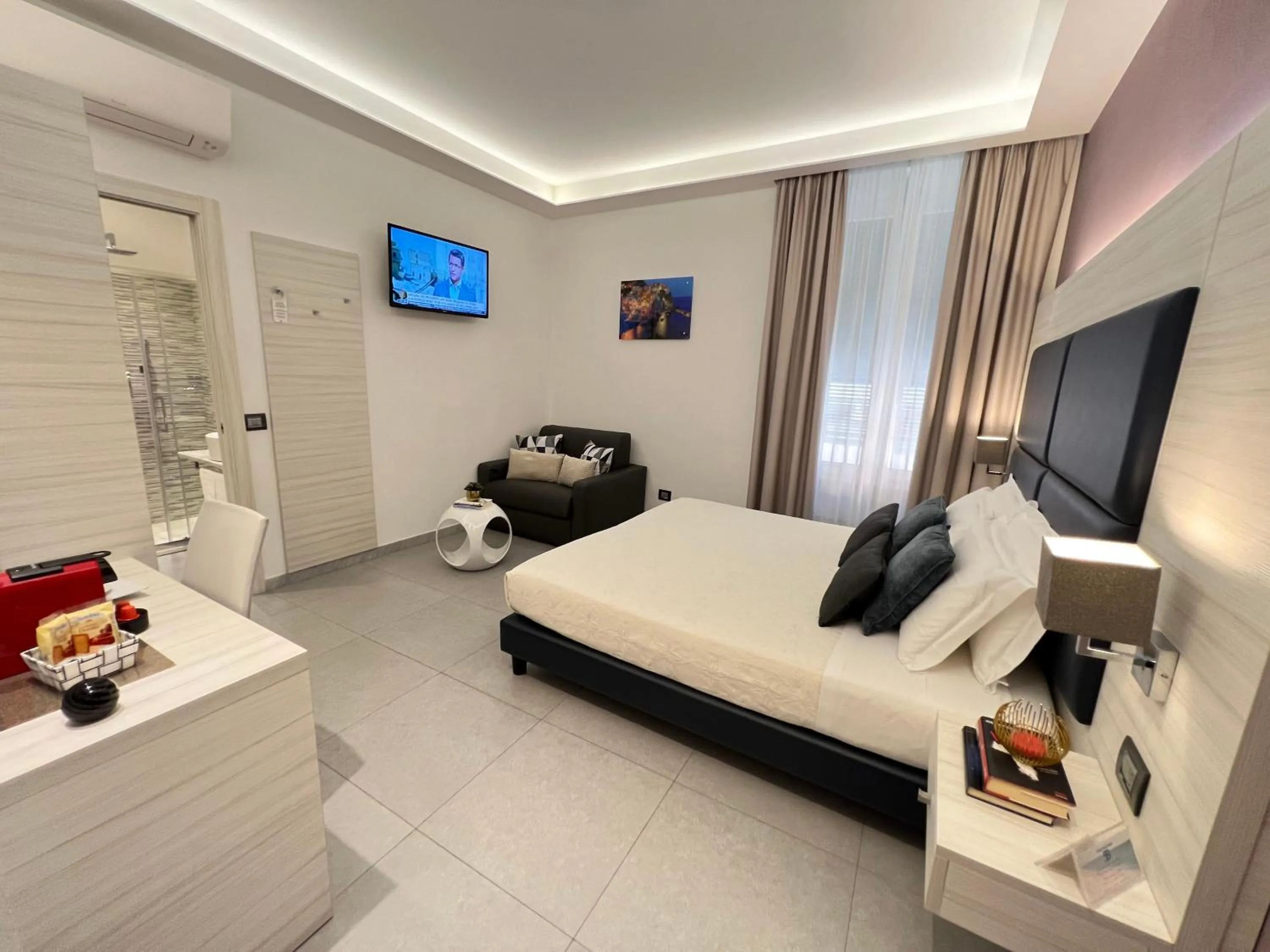 Photo of the whole room, Bed in Cinqueterre Behind