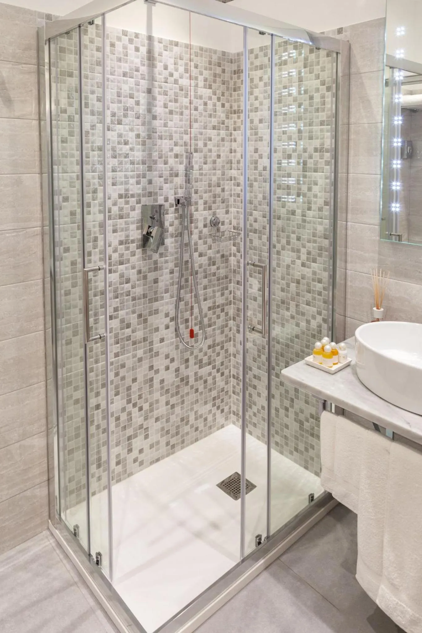 Bathroom in Cinqueterre Behind