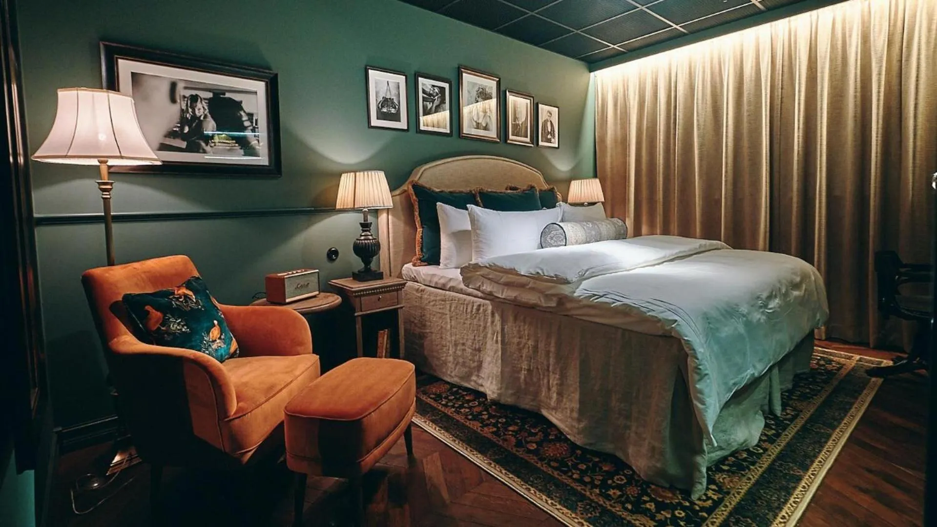 Photo of the whole room, Bed in Steam Hotel