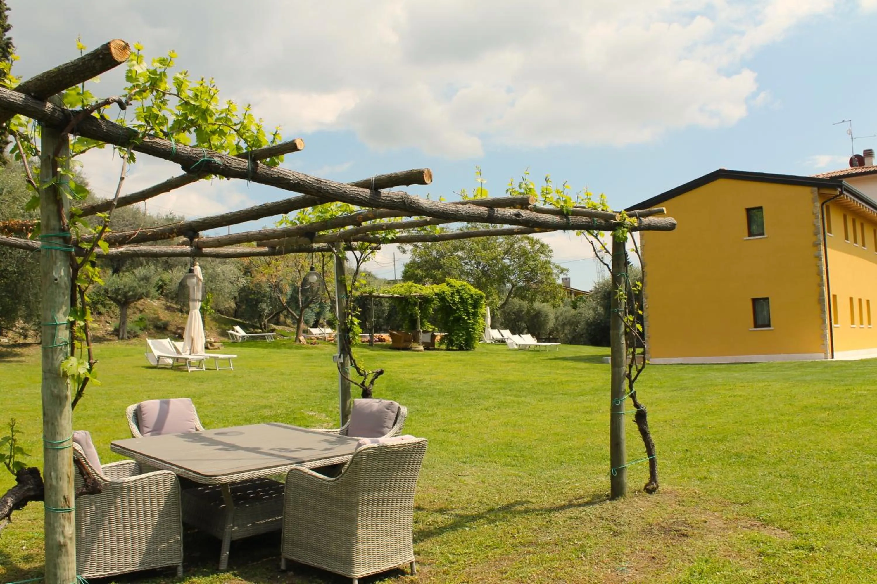 Garden in Agriturismo B&B Le Casette sul Garda