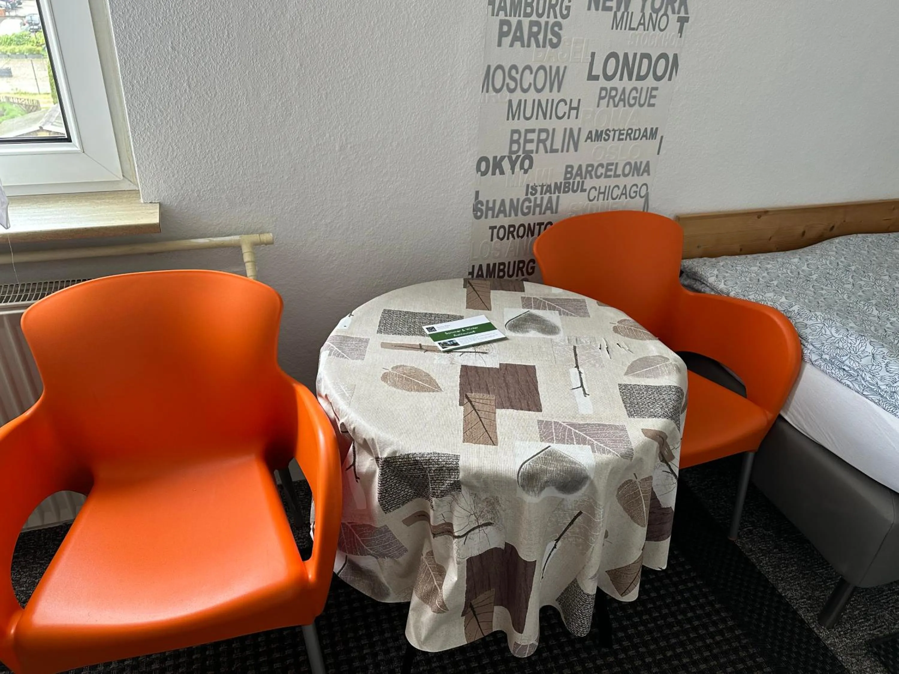 Seating area, Bed in Bigus