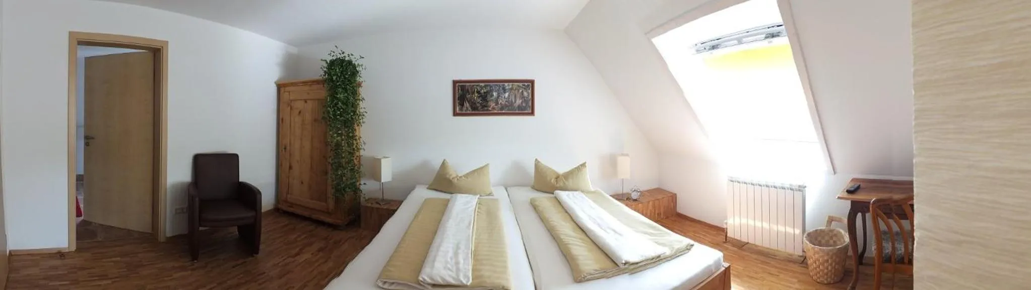 Photo of the whole room, Bed in " Zum alten Schlawiner "