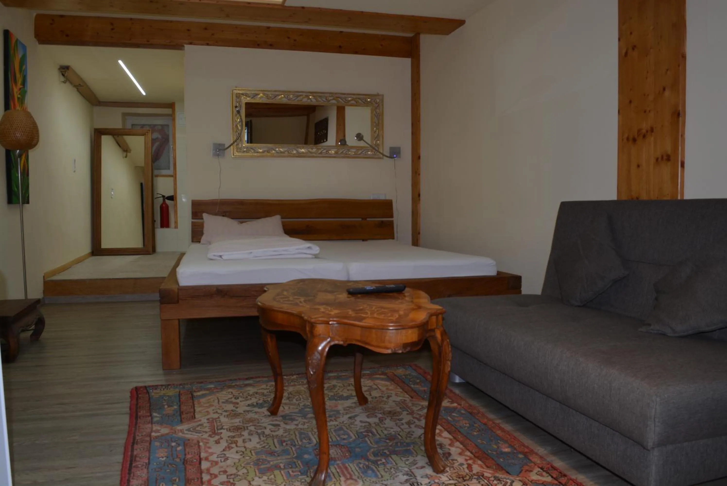 Staff, Bed in " Zum alten Schlawiner "