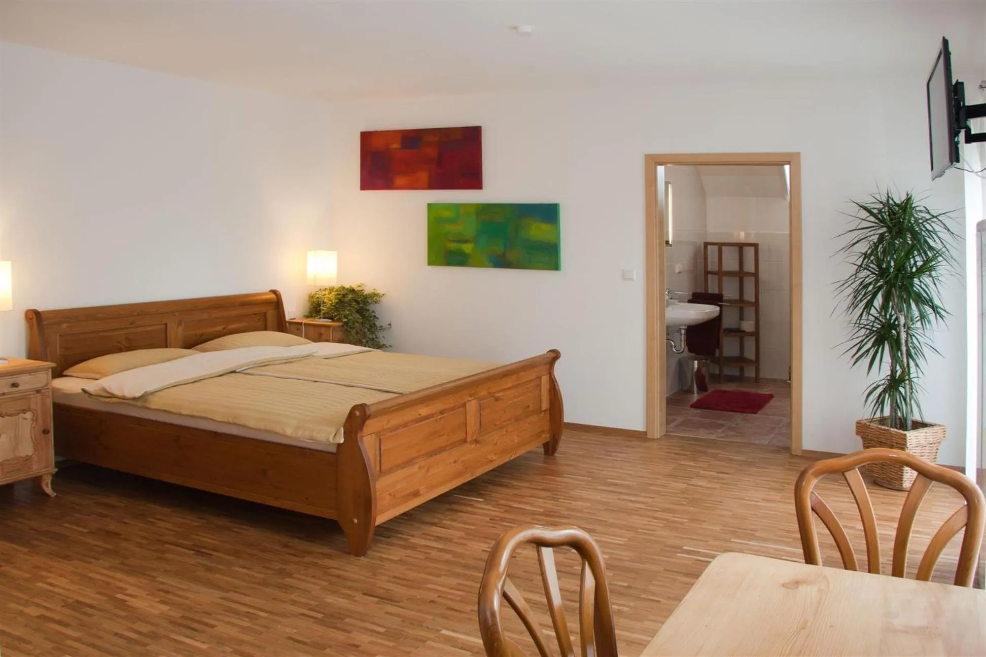 Photo of the whole room, Bed in " Zum alten Schlawiner "