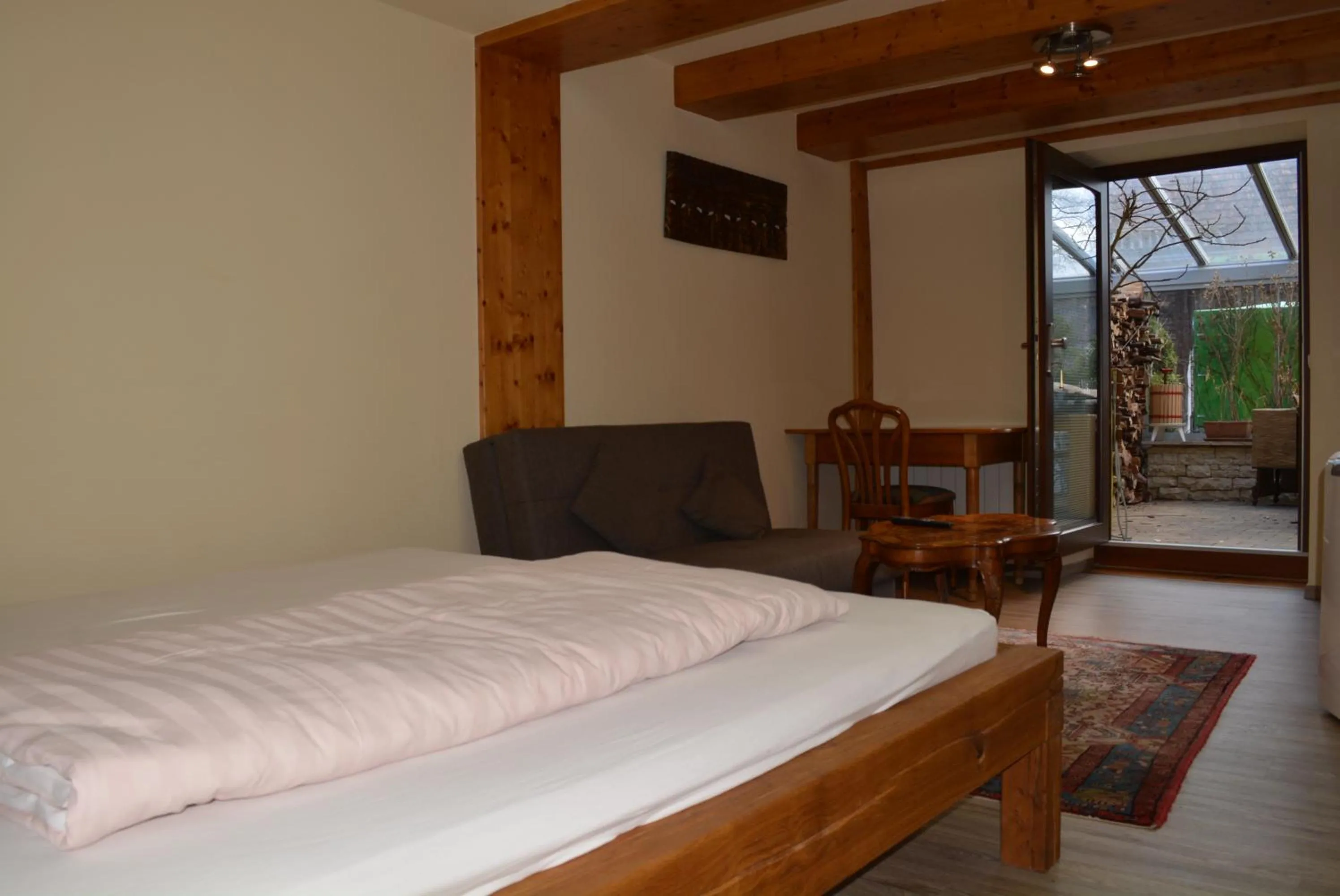 Photo of the whole room, Bed in " Zum alten Schlawiner "