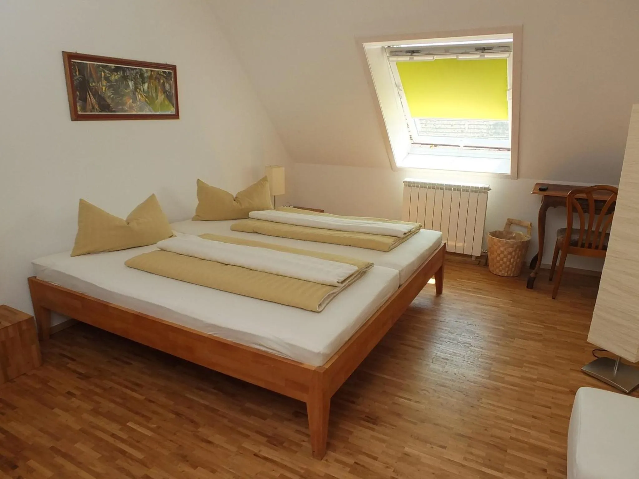 Photo of the whole room, Bed in " Zum alten Schlawiner "