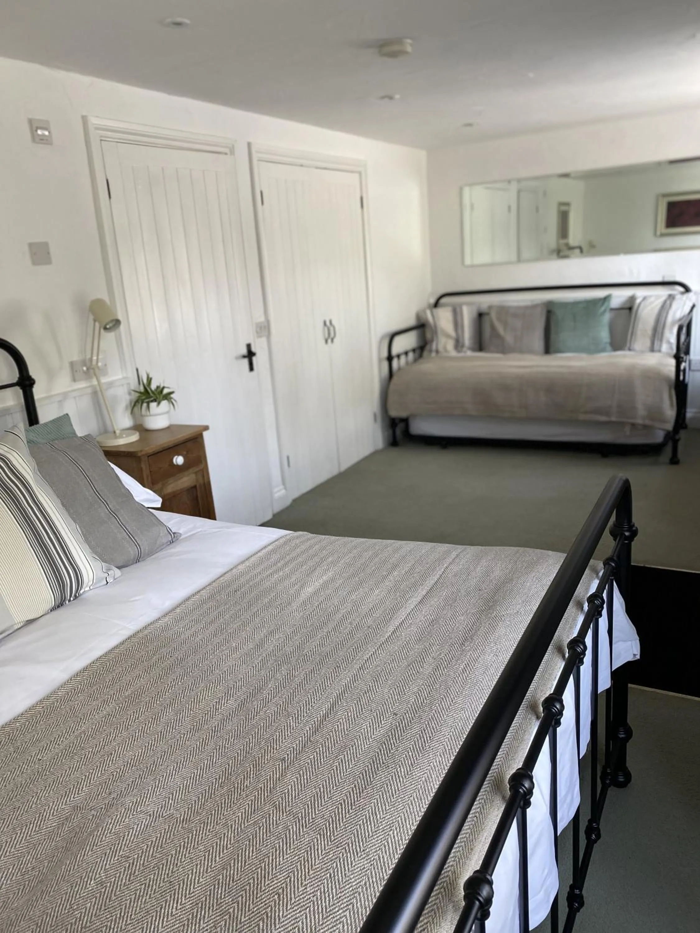 Photo of the whole room, Bed in The Crown Inn