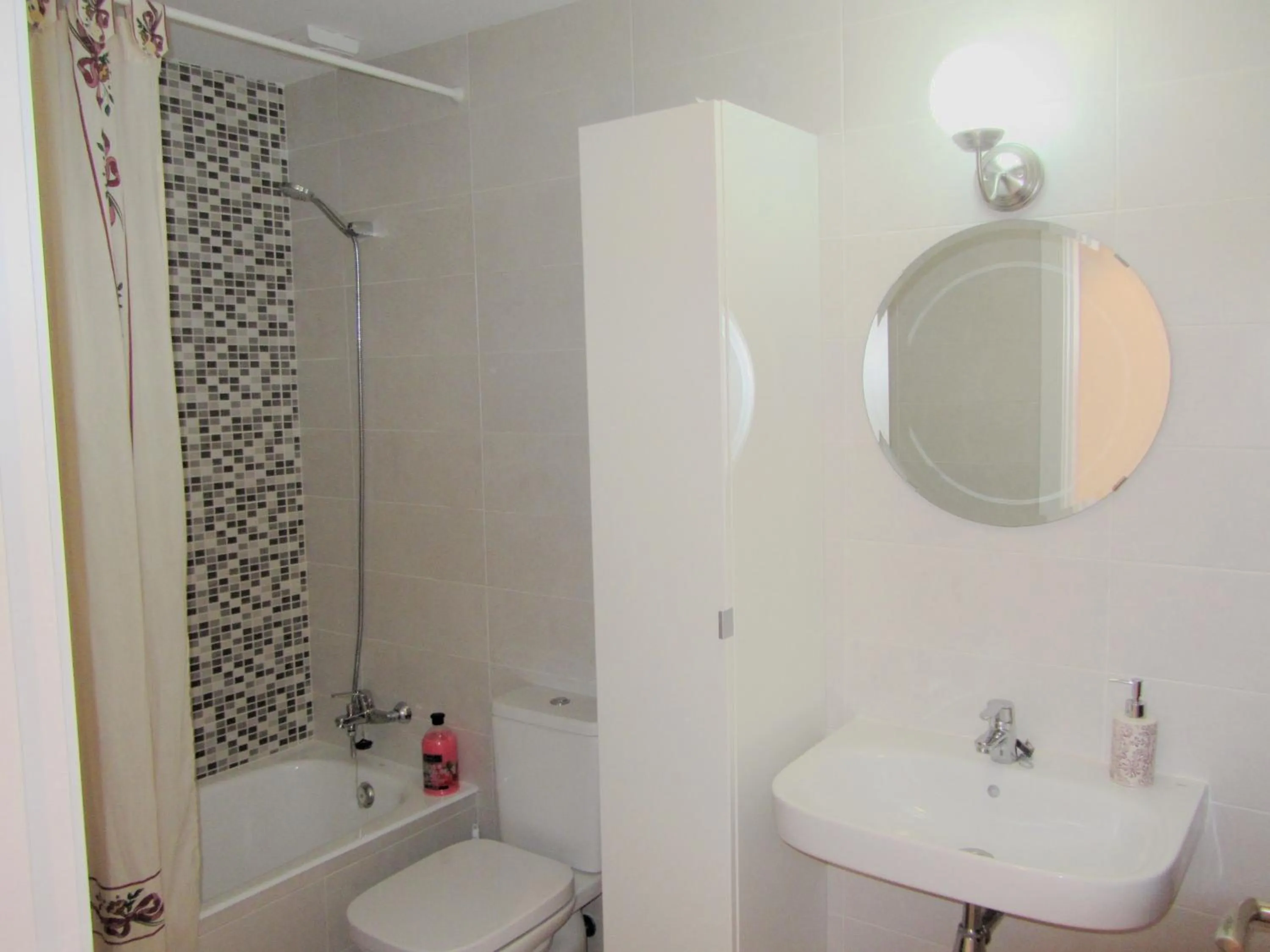 Toilet in Telmo's Home con PARKING -Sirimiri Apartments-