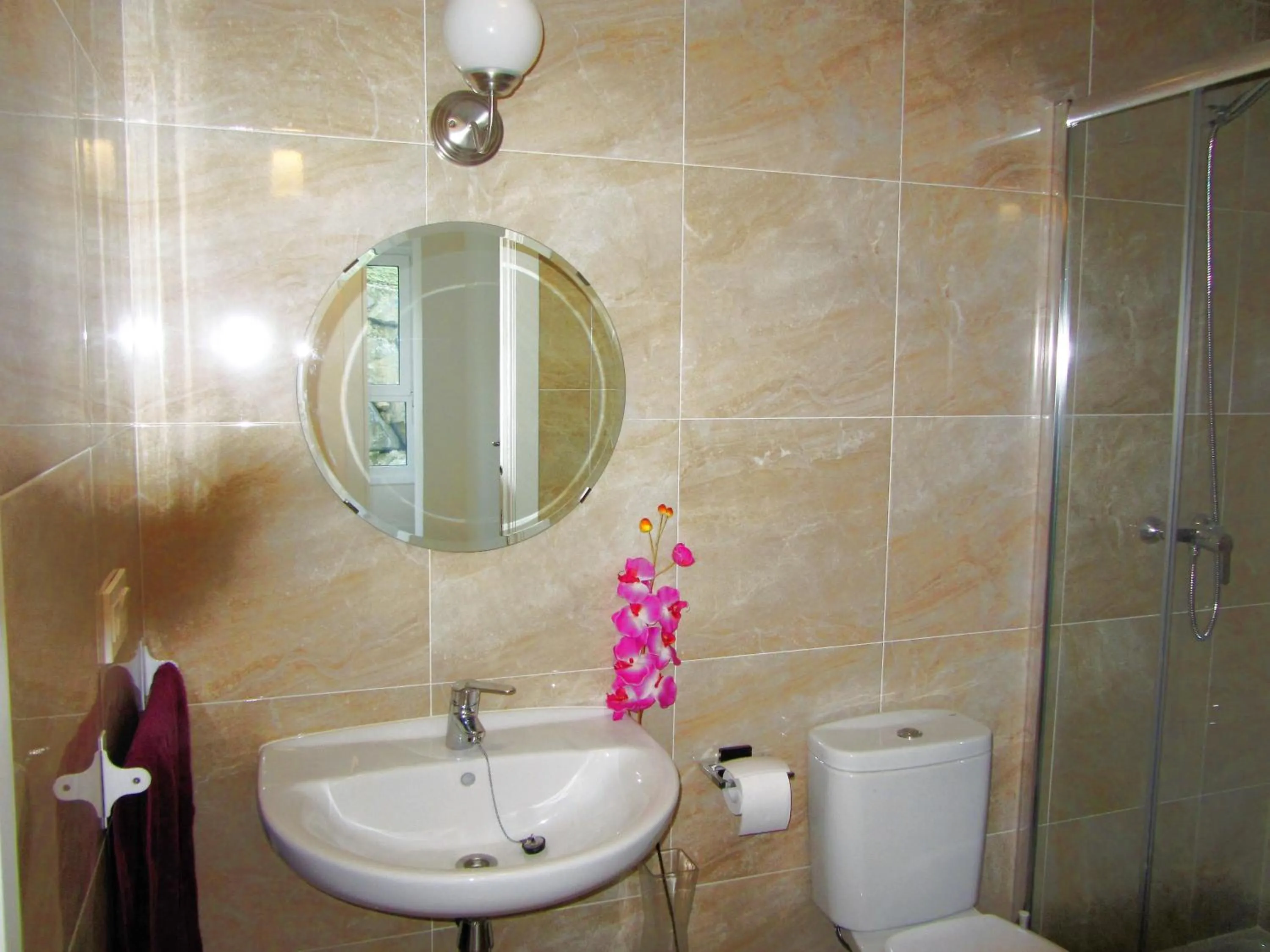 Shower in Telmo's Home con PARKING -Sirimiri Apartments-
