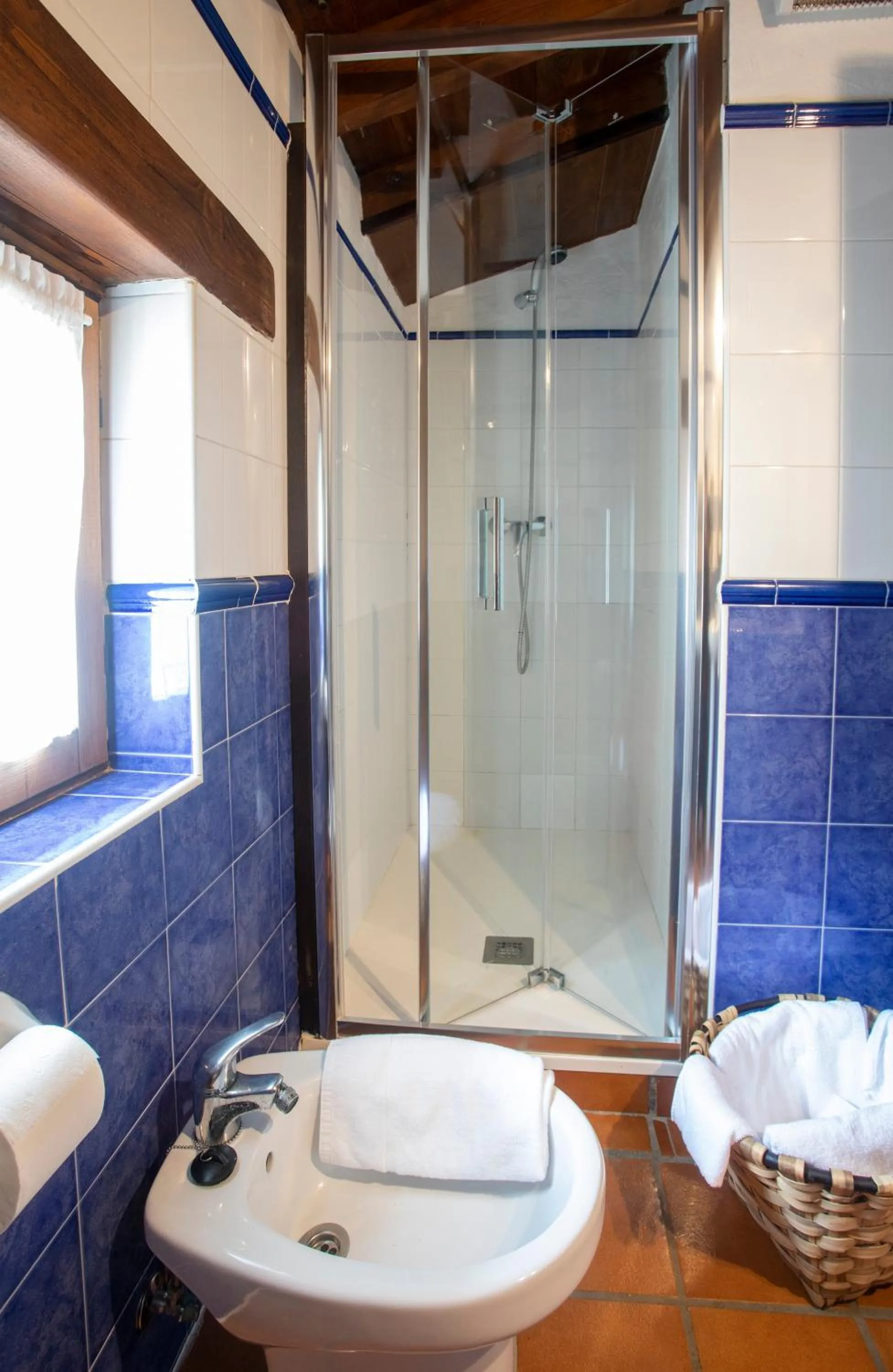 Bathroom in Hotel Rural Valleoscuru