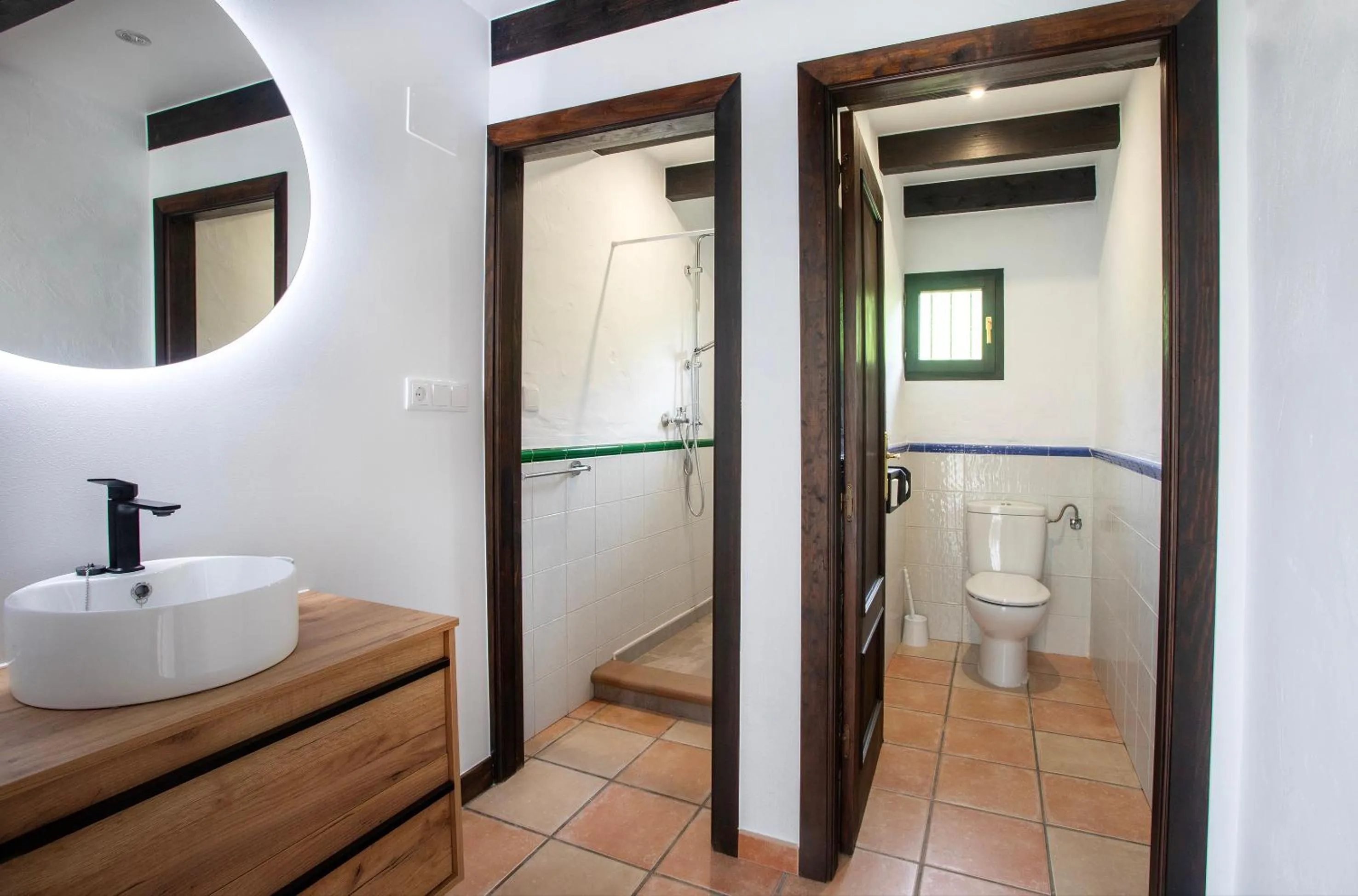 Shower in Hotel Rural Valleoscuru