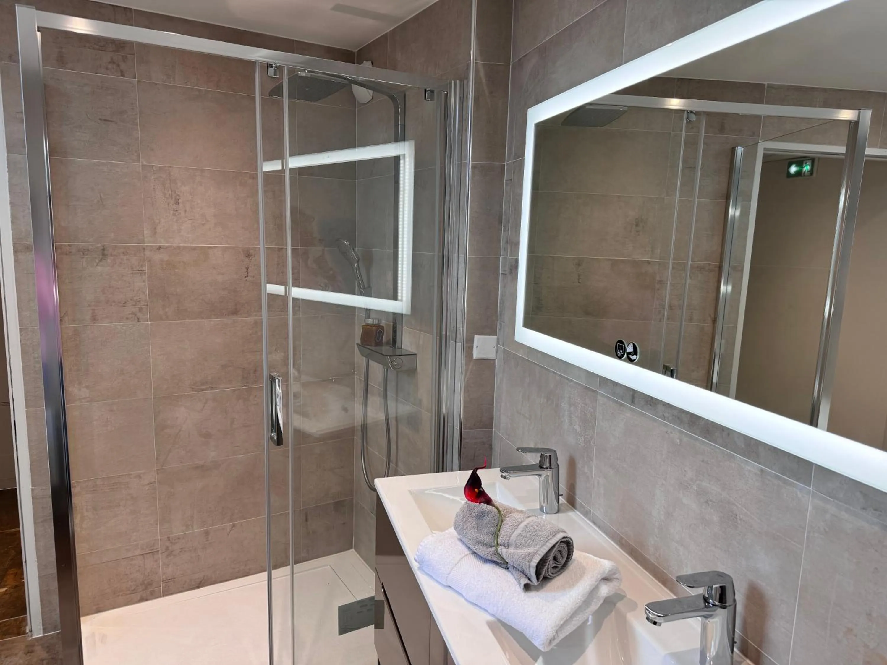 Bathroom in Brit Hotel de Grignan Vichy