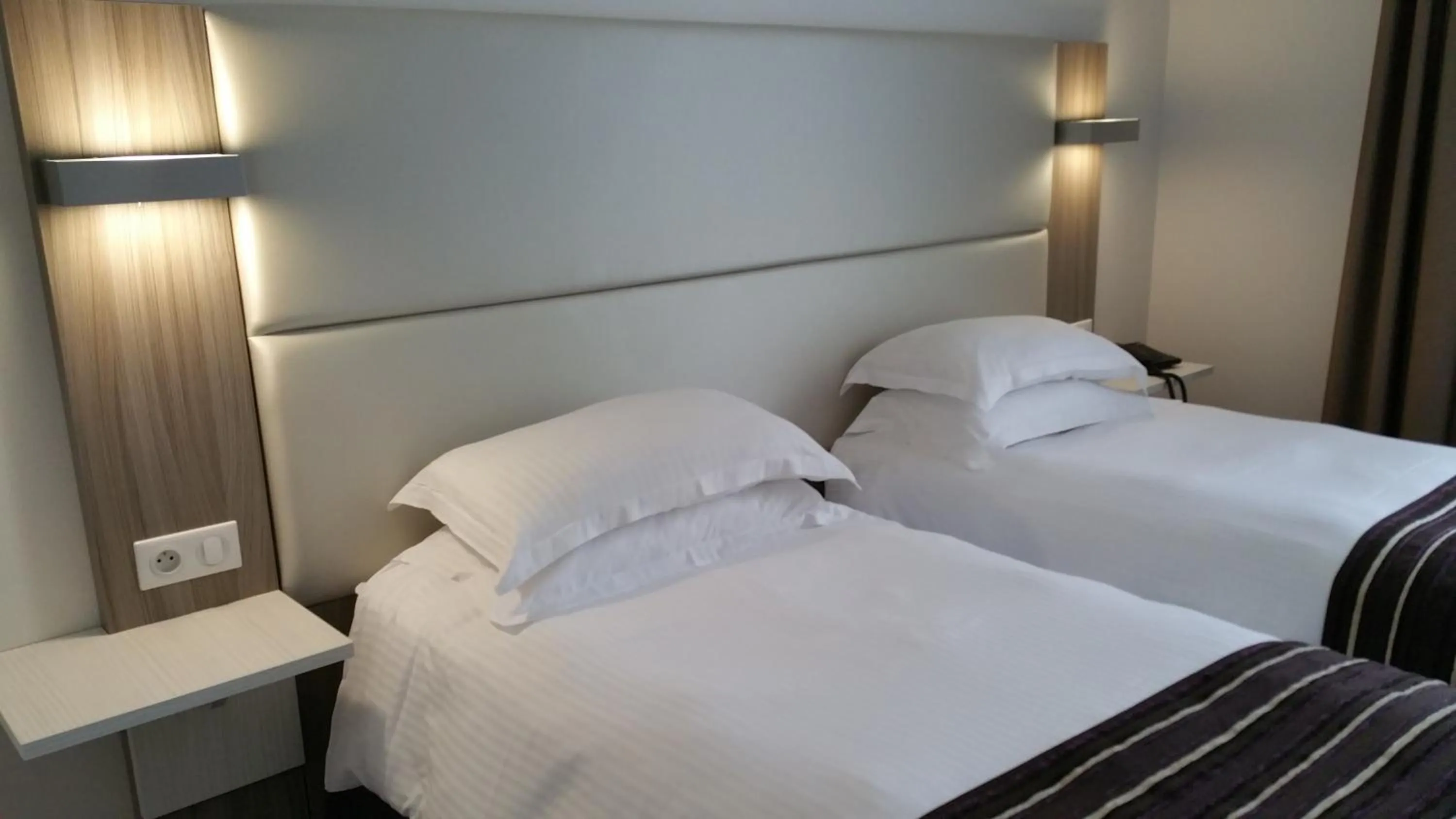 Bed in Brit Hotel de Grignan Vichy