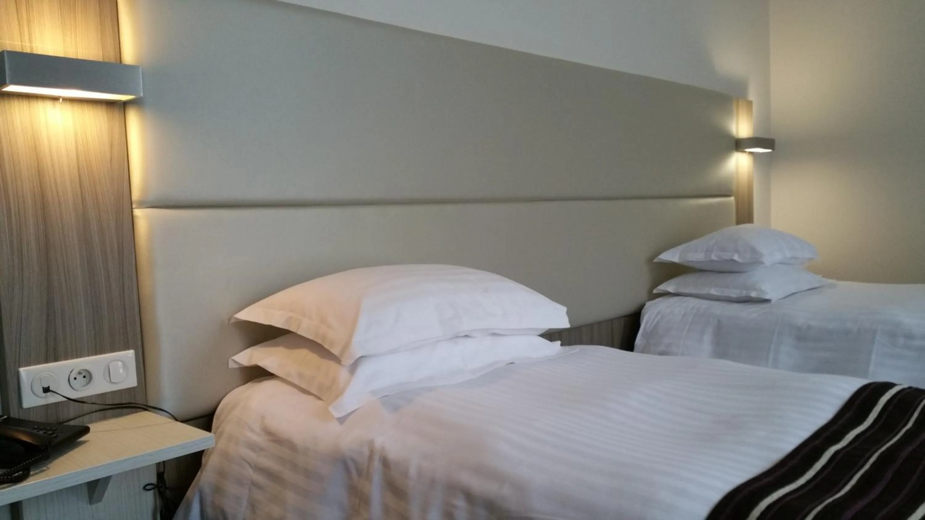 Bed in Brit Hotel de Grignan Vichy