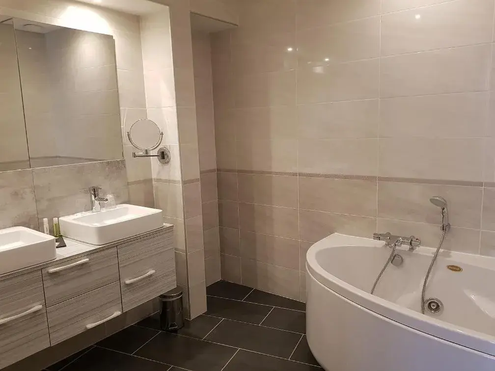 Suite with Spa Bath in Brit Hotel de Grignan Vichy Suite with Spa Bath in Brit Hotel de Grignan Vichy