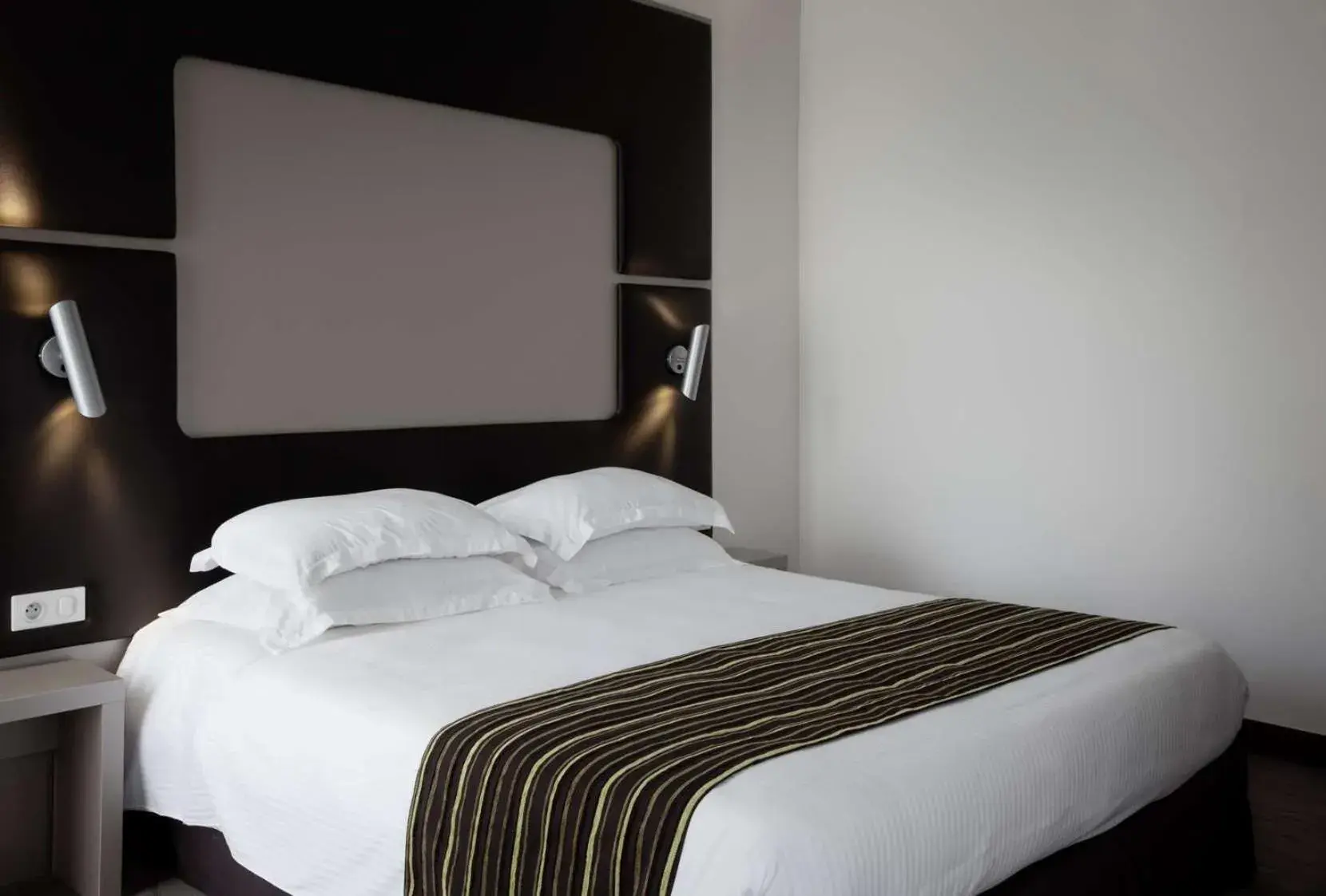 Bedroom, Bed in Brit Hotel de Grignan Vichy Bedroom, Bed in Brit Hotel de Grignan Vichy