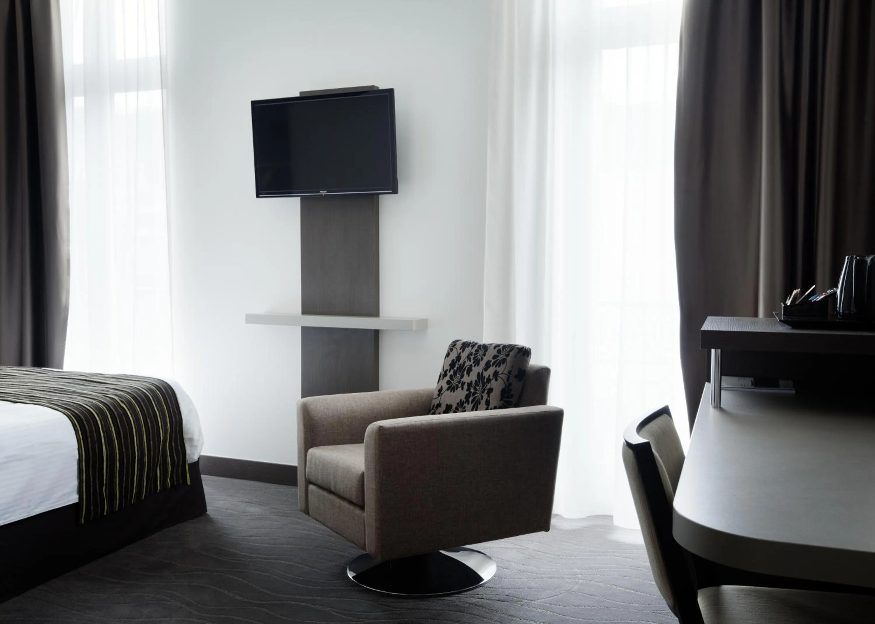 TV and multimedia, Bed in Brit Hotel de Grignan Vichy