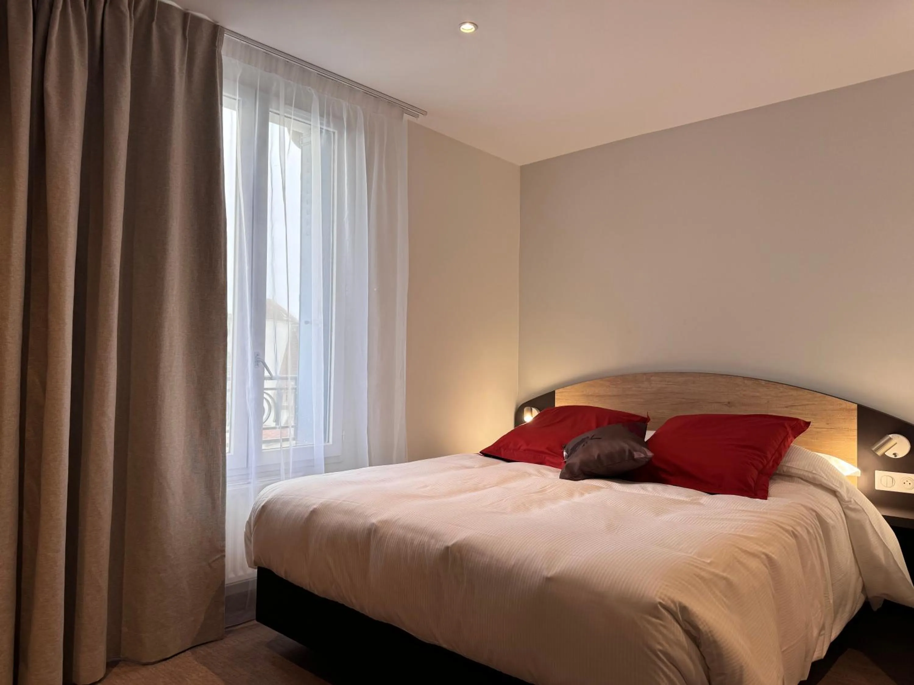 Bedroom, Bed in Brit Hotel de Grignan Vichy