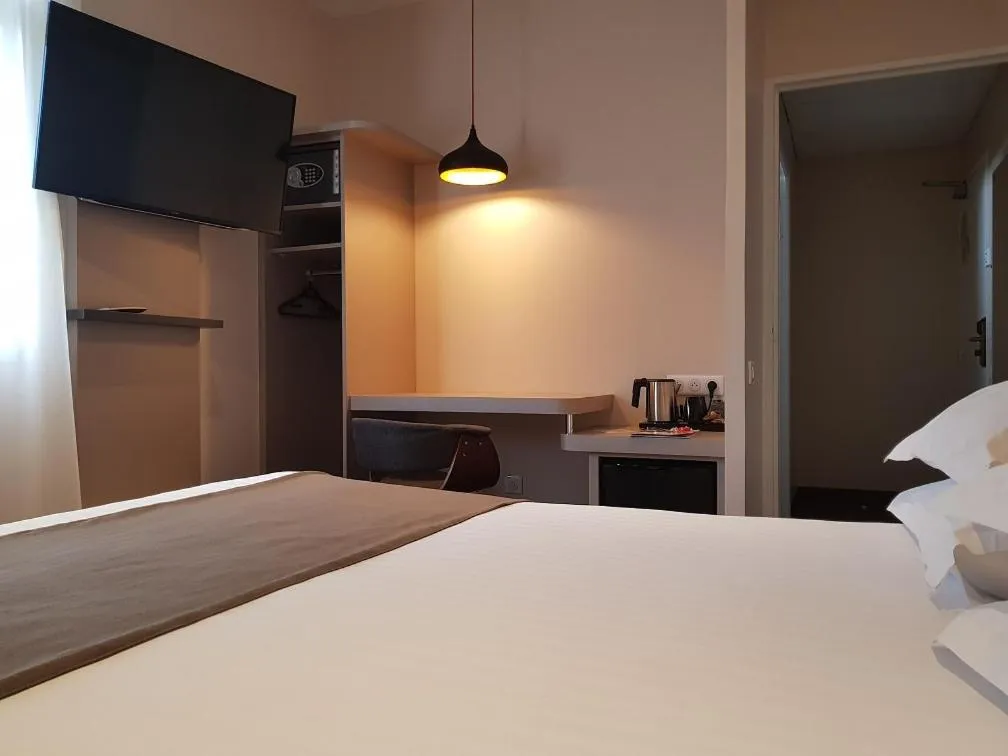 Coffee/tea facilities, Bed in Brit Hotel de Grignan Vichy