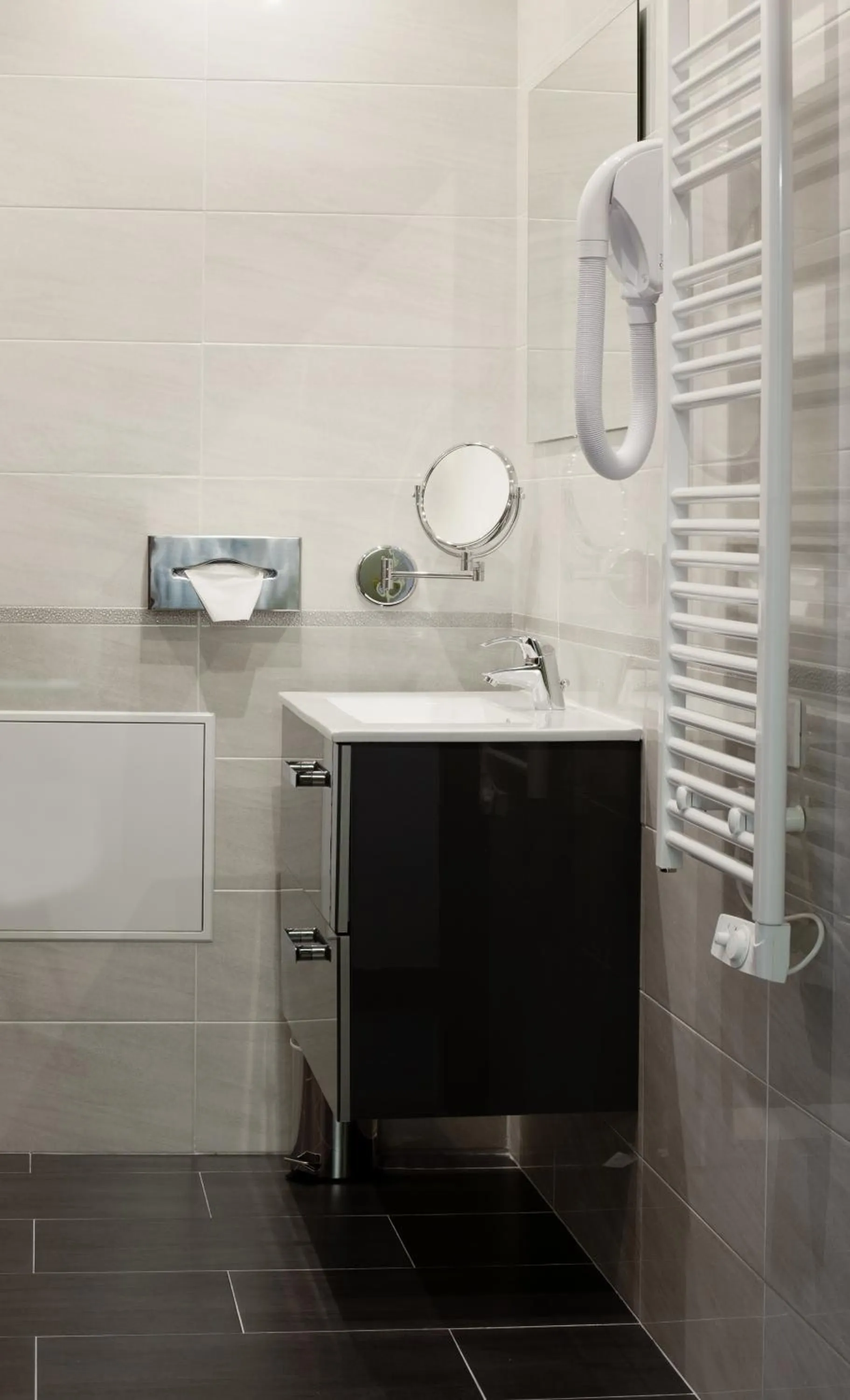 Bathroom in Brit Hotel de Grignan Vichy