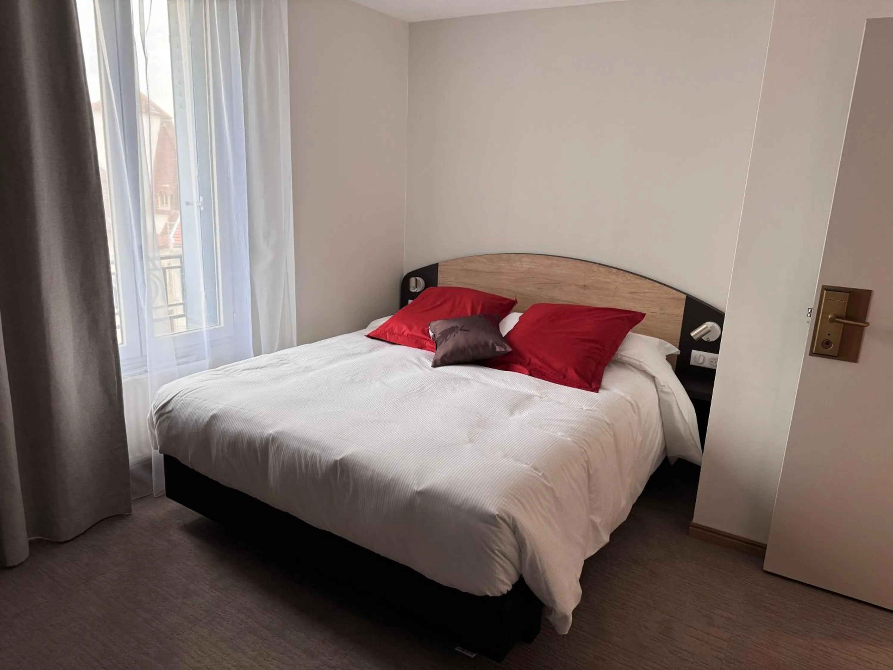 Bedroom, Bed in Brit Hotel de Grignan Vichy